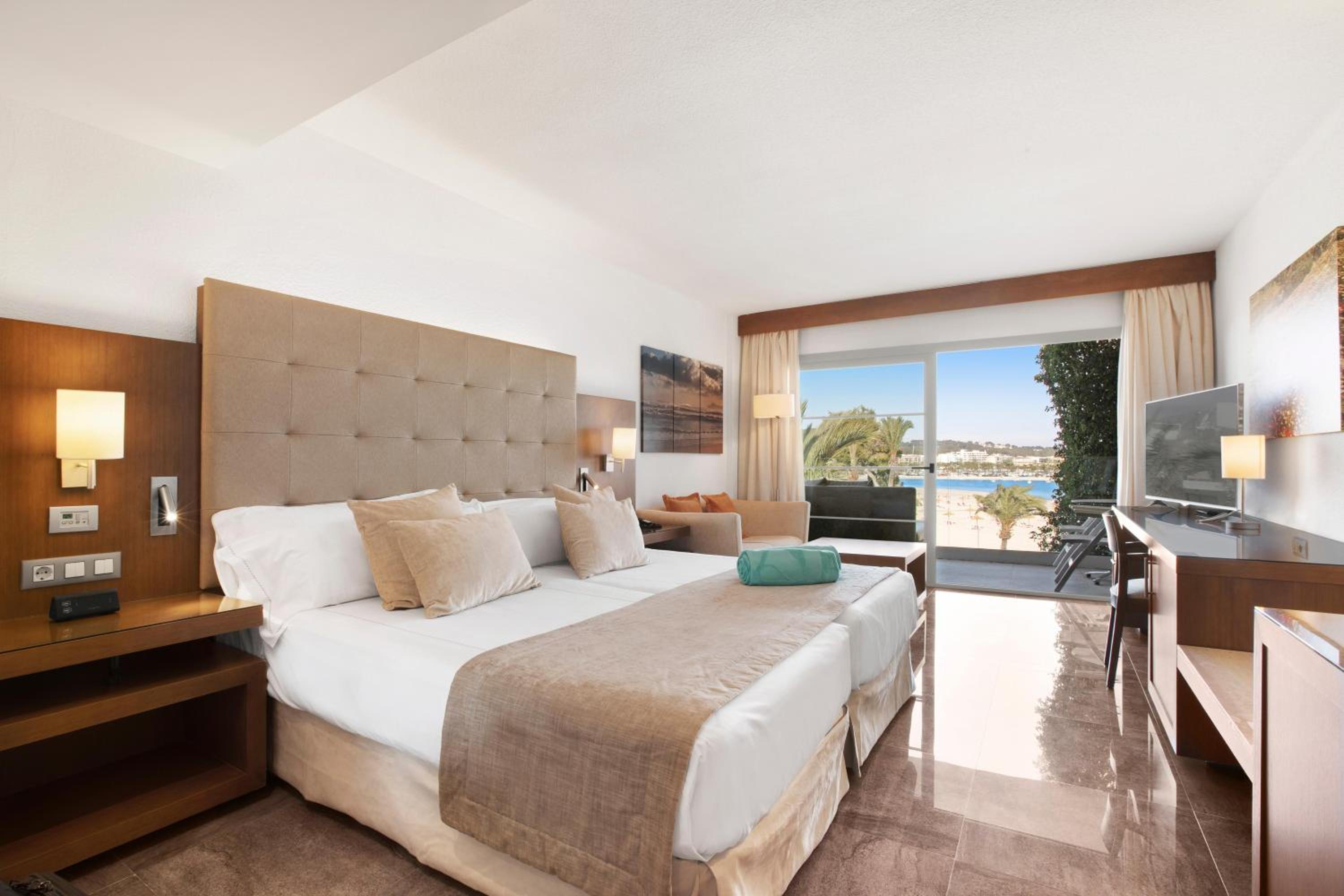 Habitación Doble Superior con Vista lateral al mar