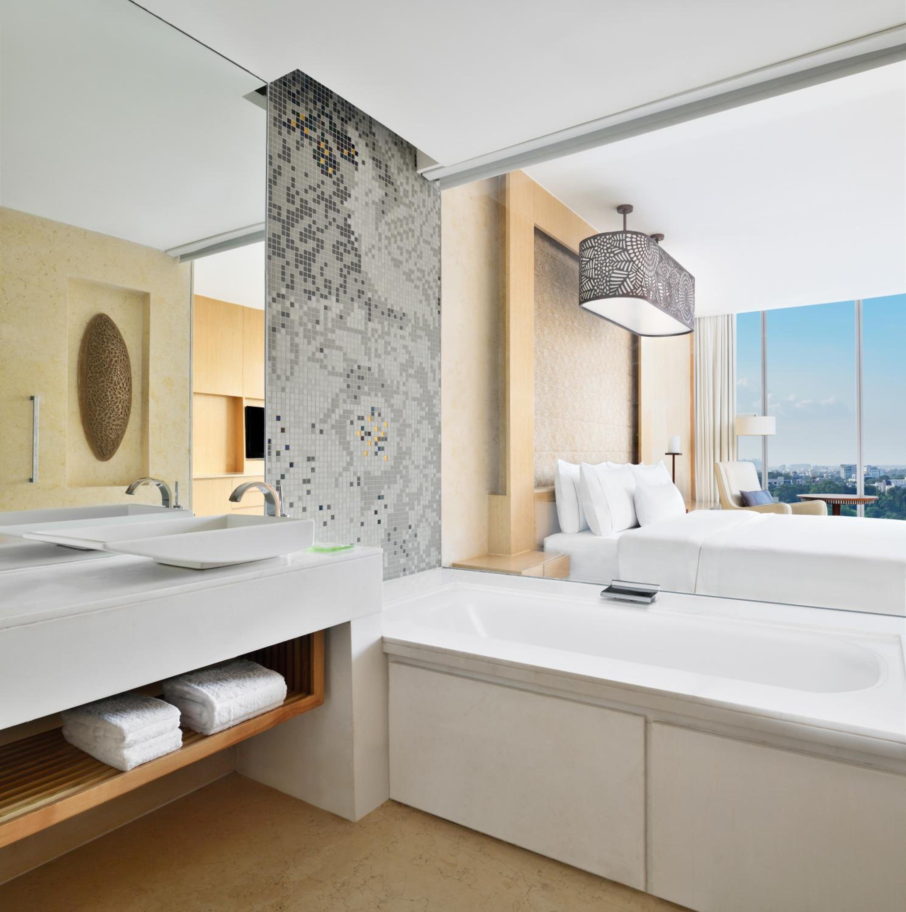 Deluxe King Room City View - Photo 2