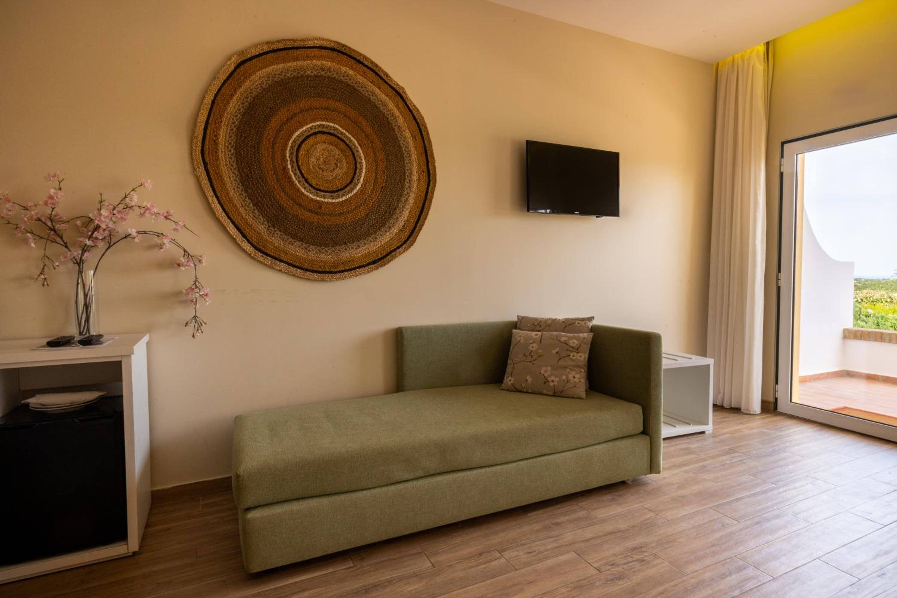 Superior Family Room - Photo 4