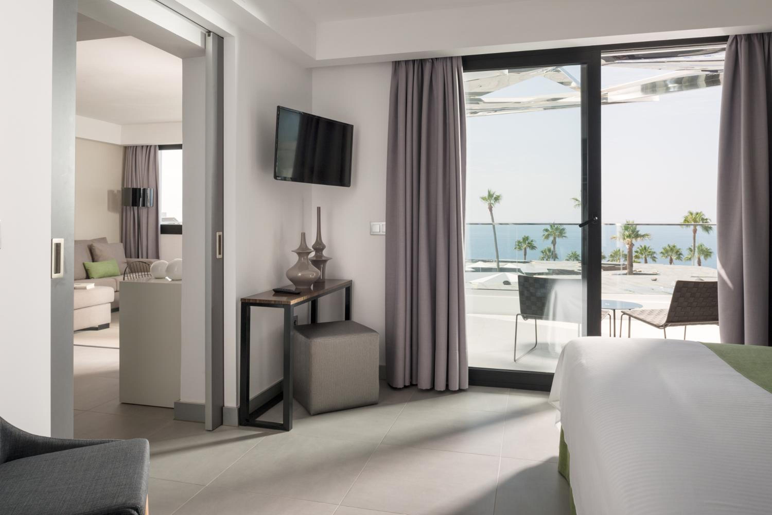 Two-Bedroom Deluxe Suite (4 Guests) - Photo 11