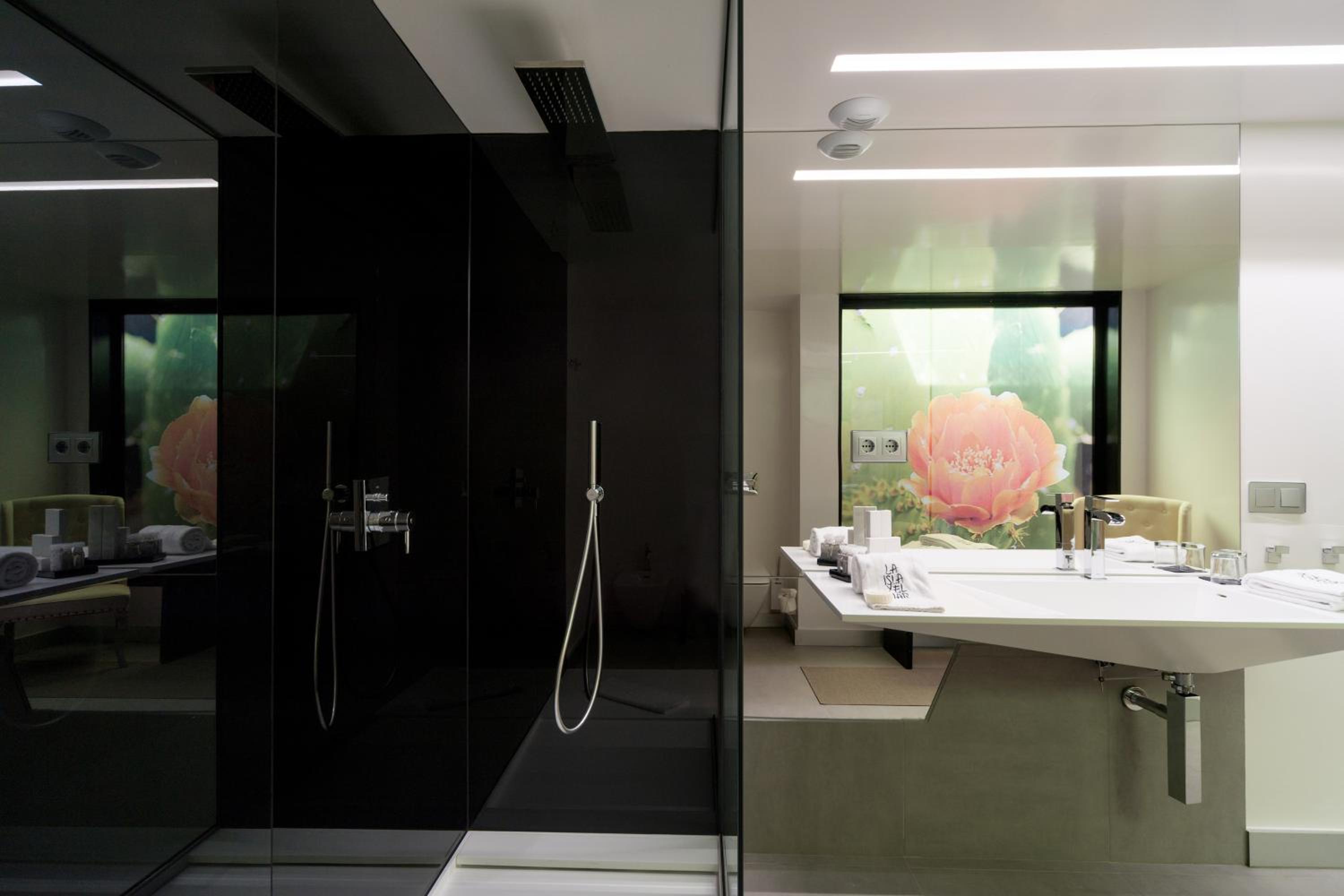 Two-Bedroom Deluxe Suite (4 Guests) - Photo 12