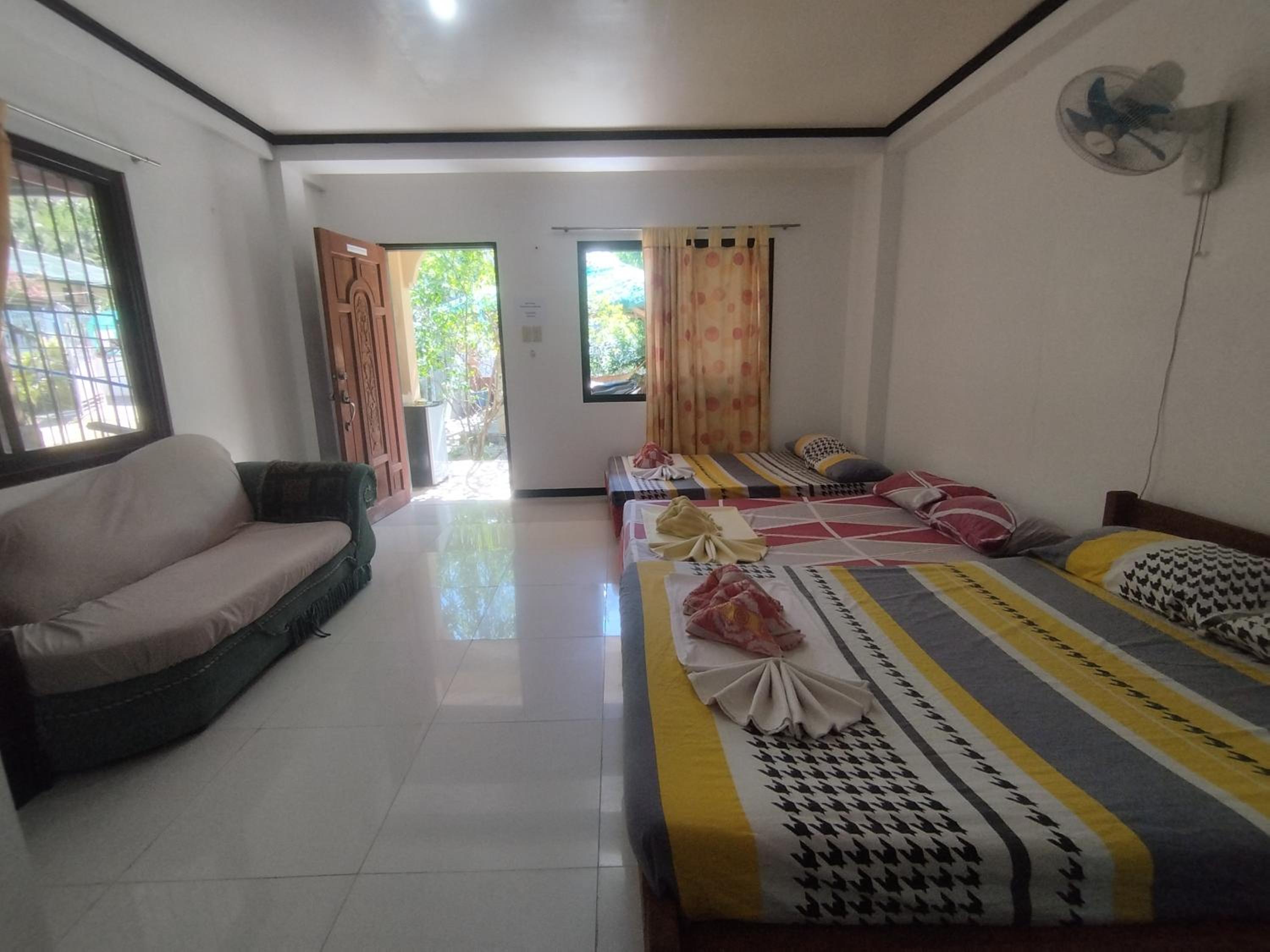 Family Room with Private Bathroom - Photo 5