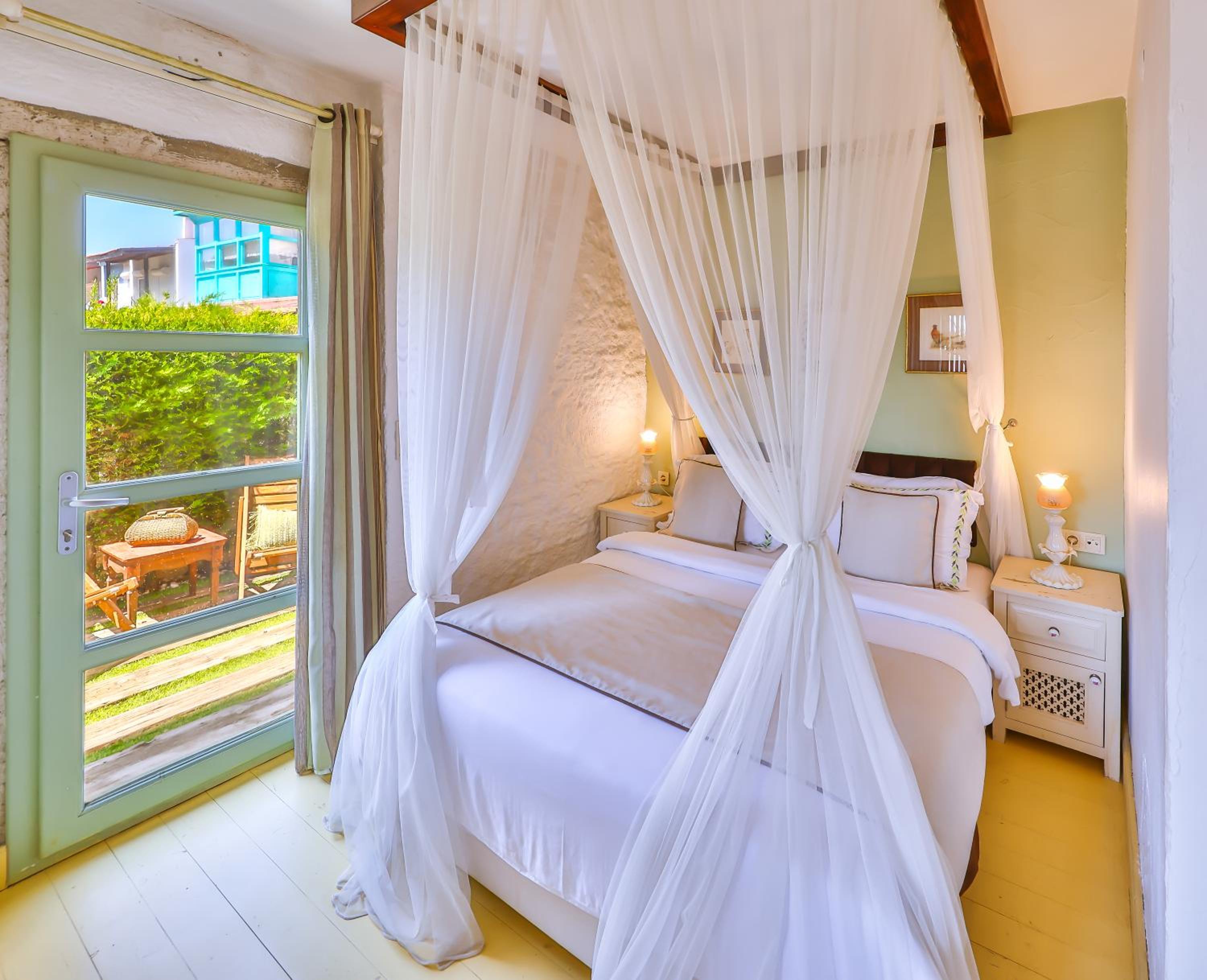 Deluxe Suite with Garden, Terrace, Fireplace & Jakuzzi photo 1