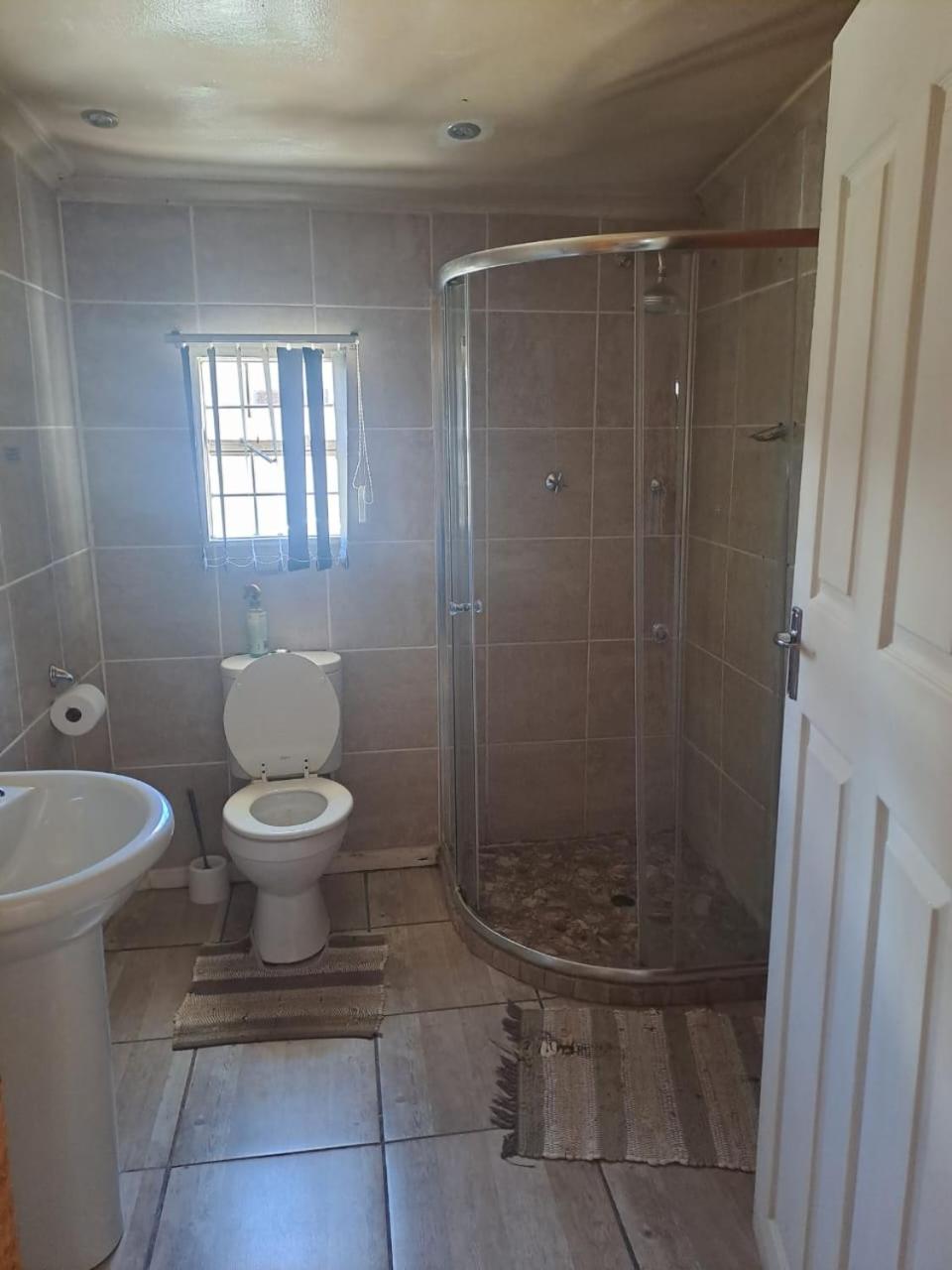 Double Room with Private Bathroom - Photo 9