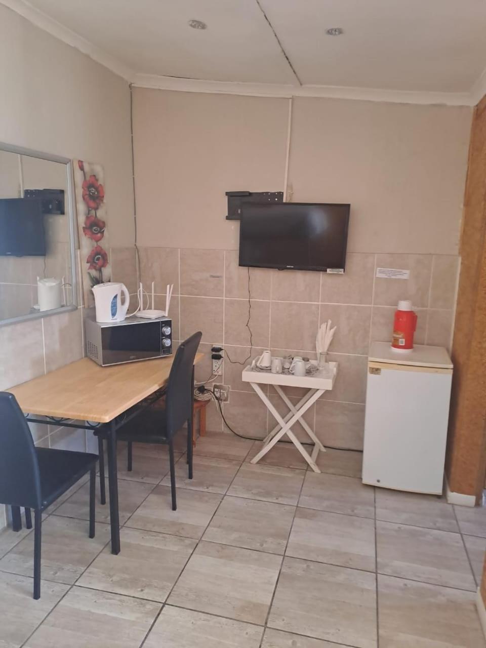 Double Room with Private Bathroom - Photo 8
