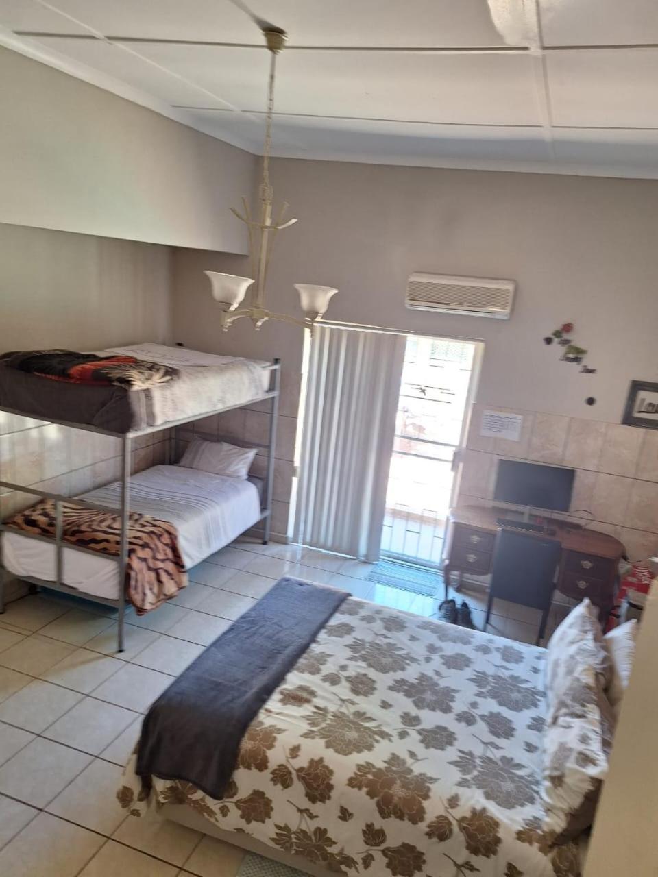 Family Room with Private Bathroom - Photo 2