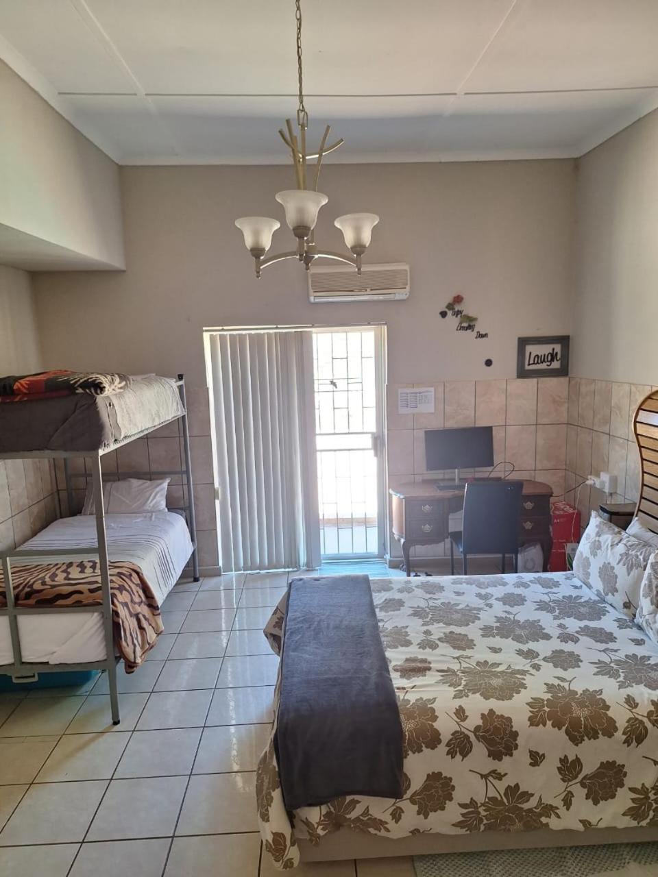 Family Room with Private Bathroom - Photo 4