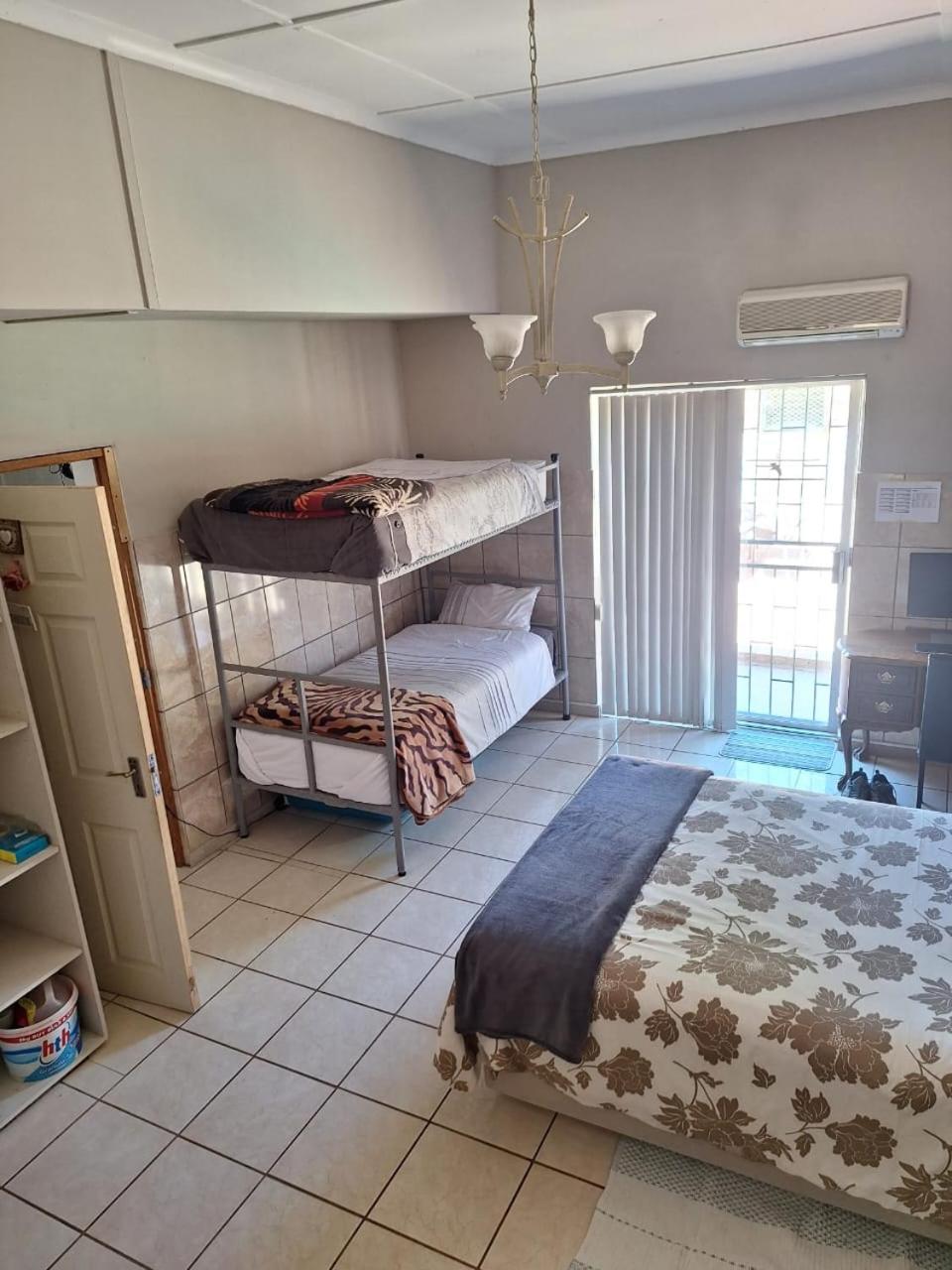 Family Room with Private Bathroom - Photo 5