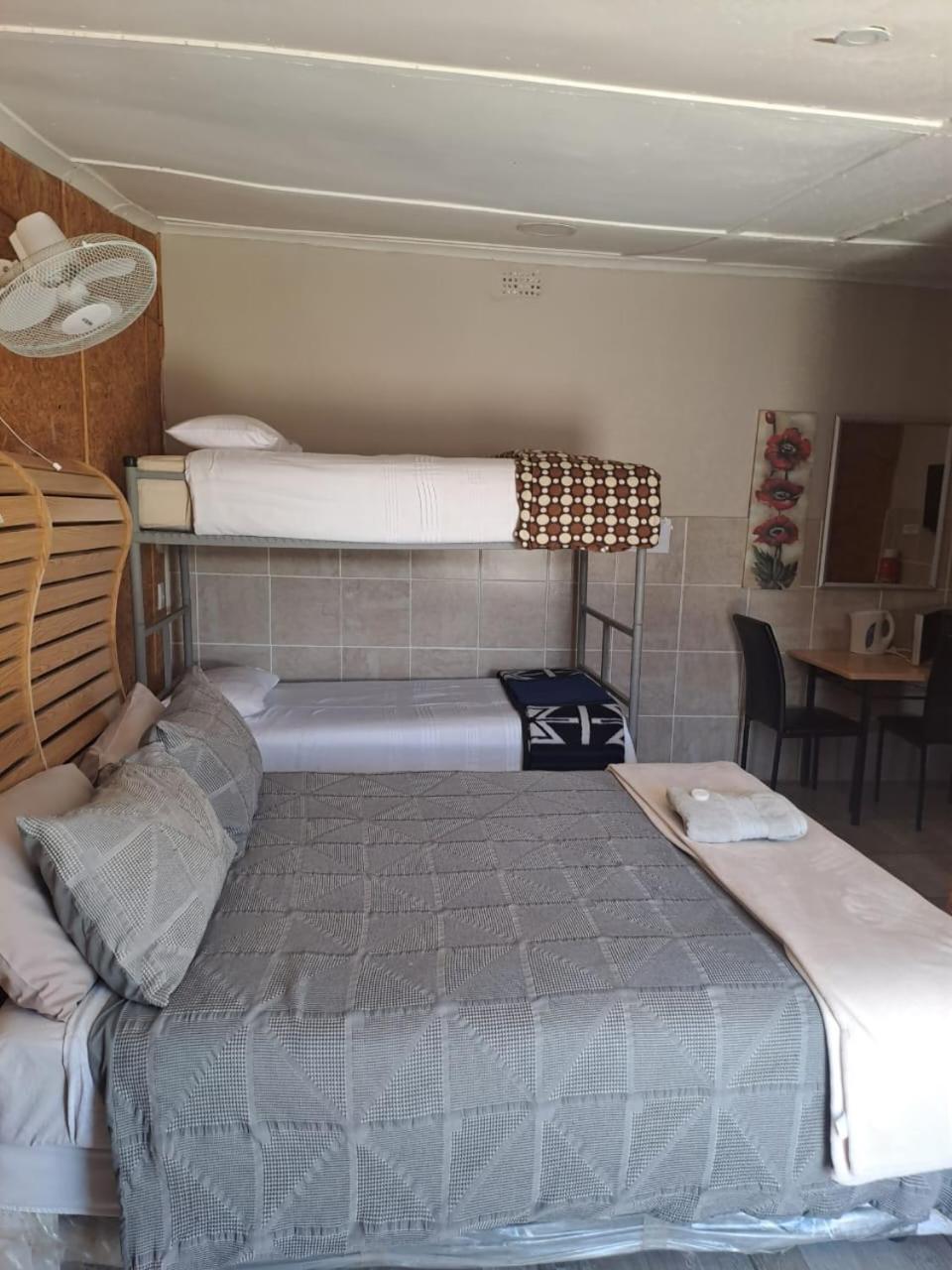 Double Room with Private Bathroom - Photo 3