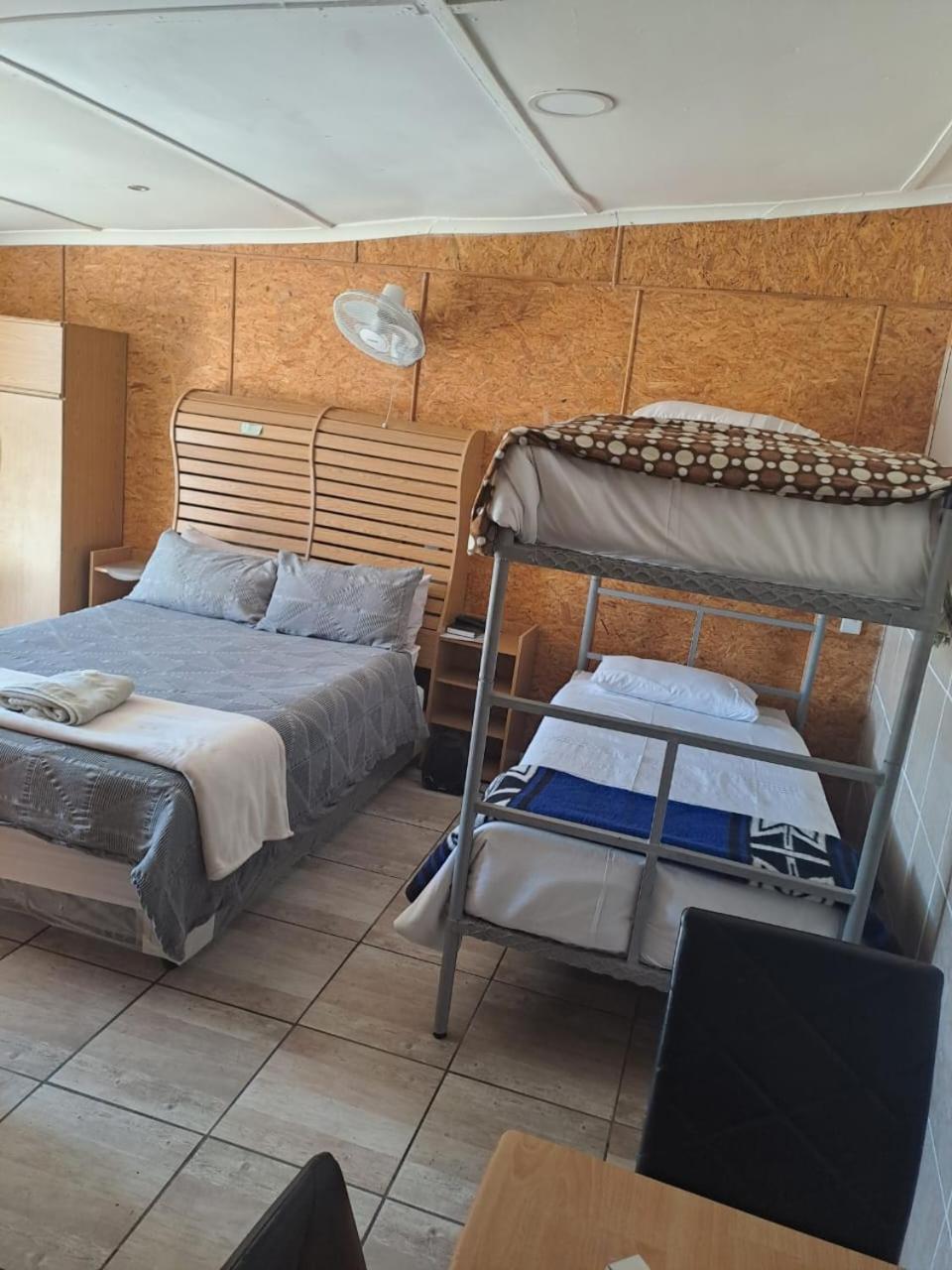 Double Room with Private Bathroom - Photo 2