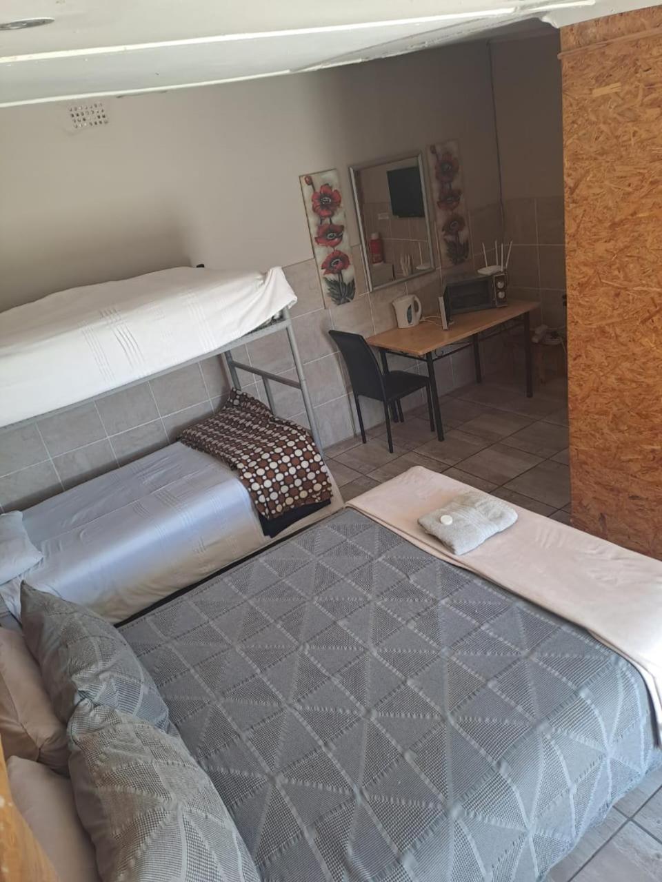 Double Room with Private Bathroom - Photo 4