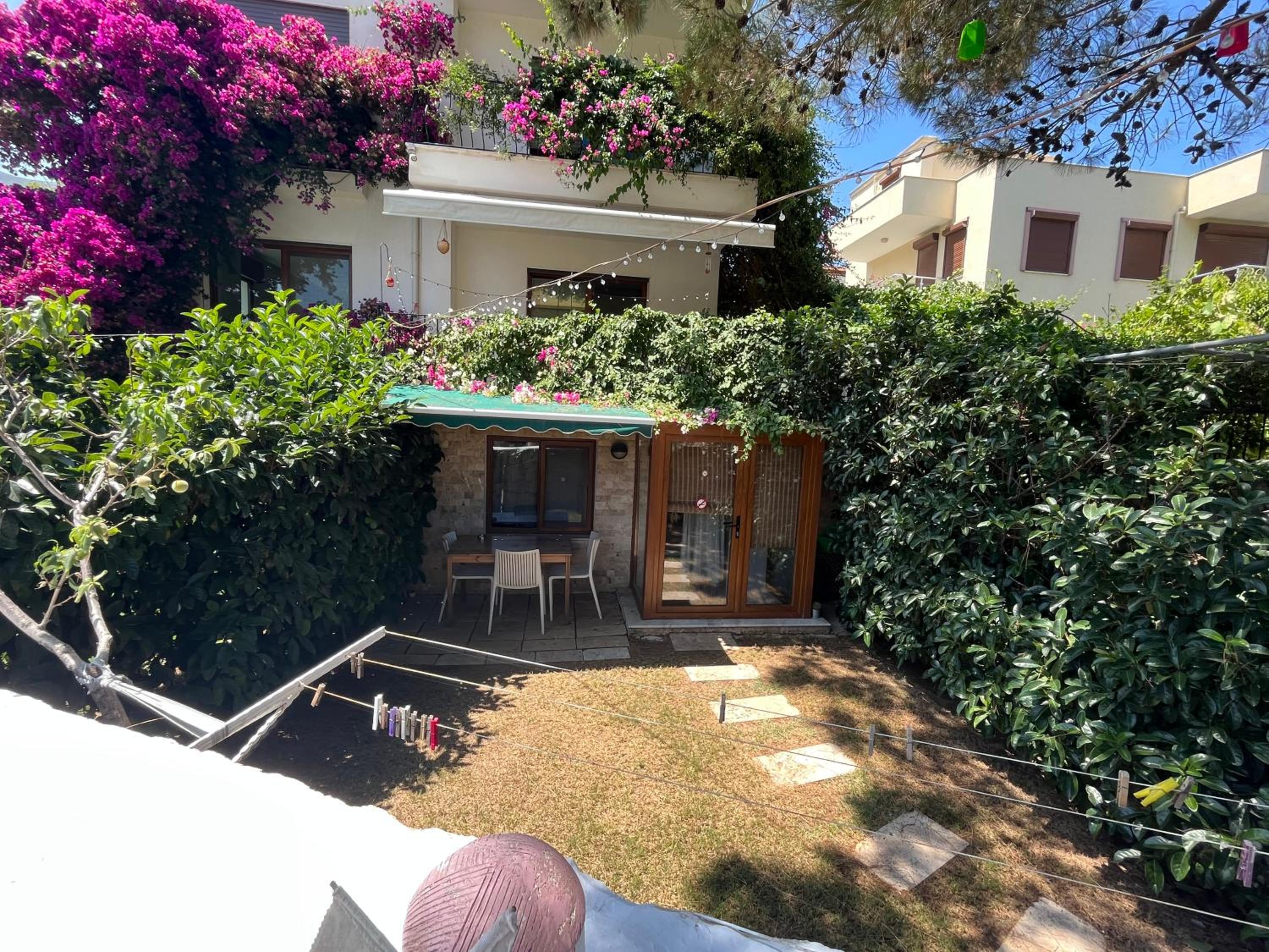 One-Bedroom Apartment with Garden photo 3