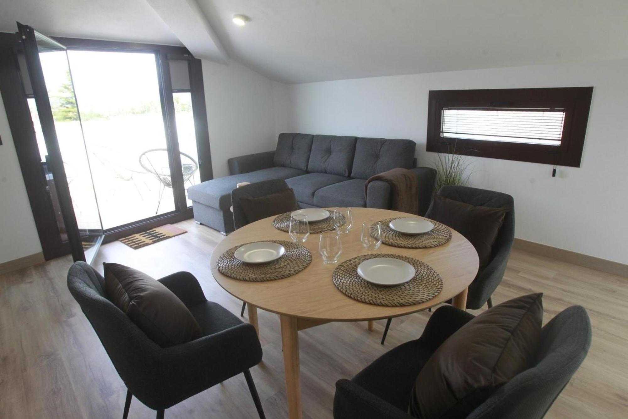 Deluxe One-Bedroom Apartment with City View photo 3