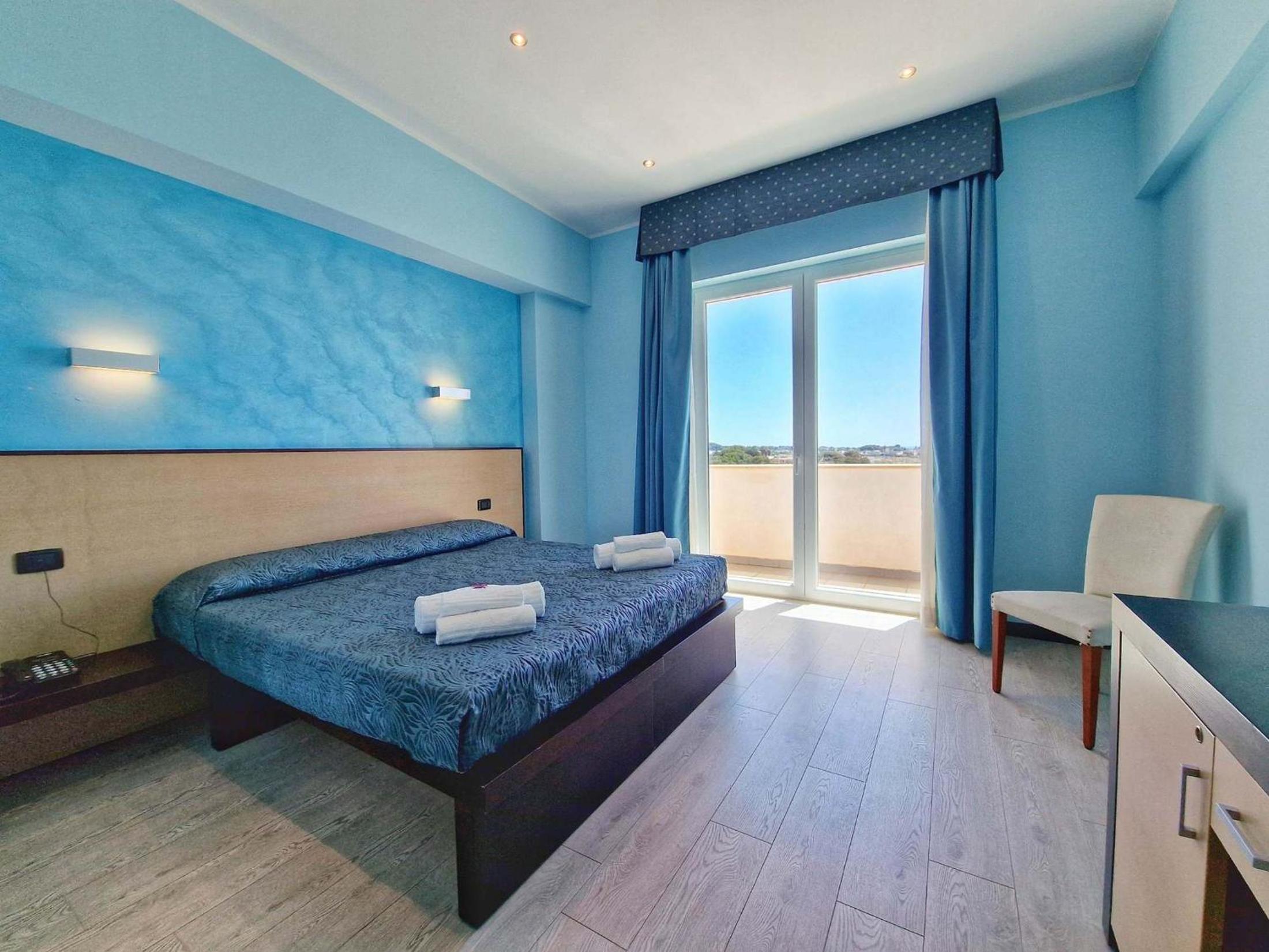 Double Room with Balcony and Sea View - Photo 1