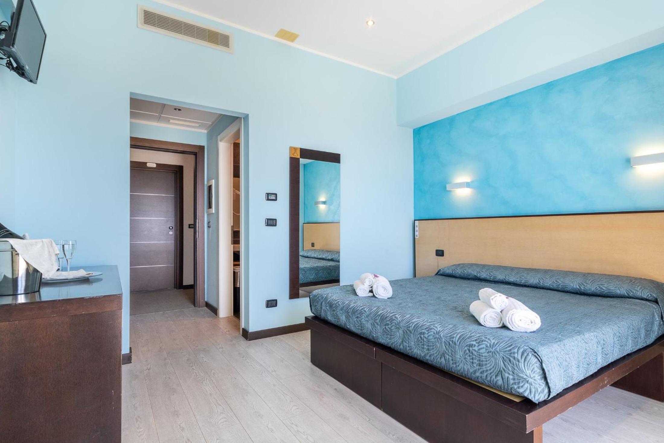 Double Room with Balcony and Sea View - Photo 4