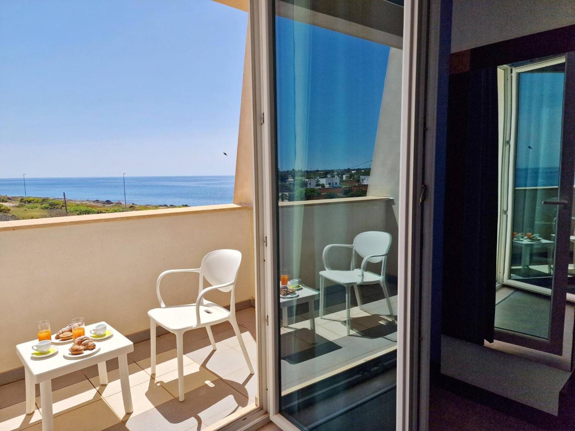 Double Room with Balcony and Sea View - Photo 5