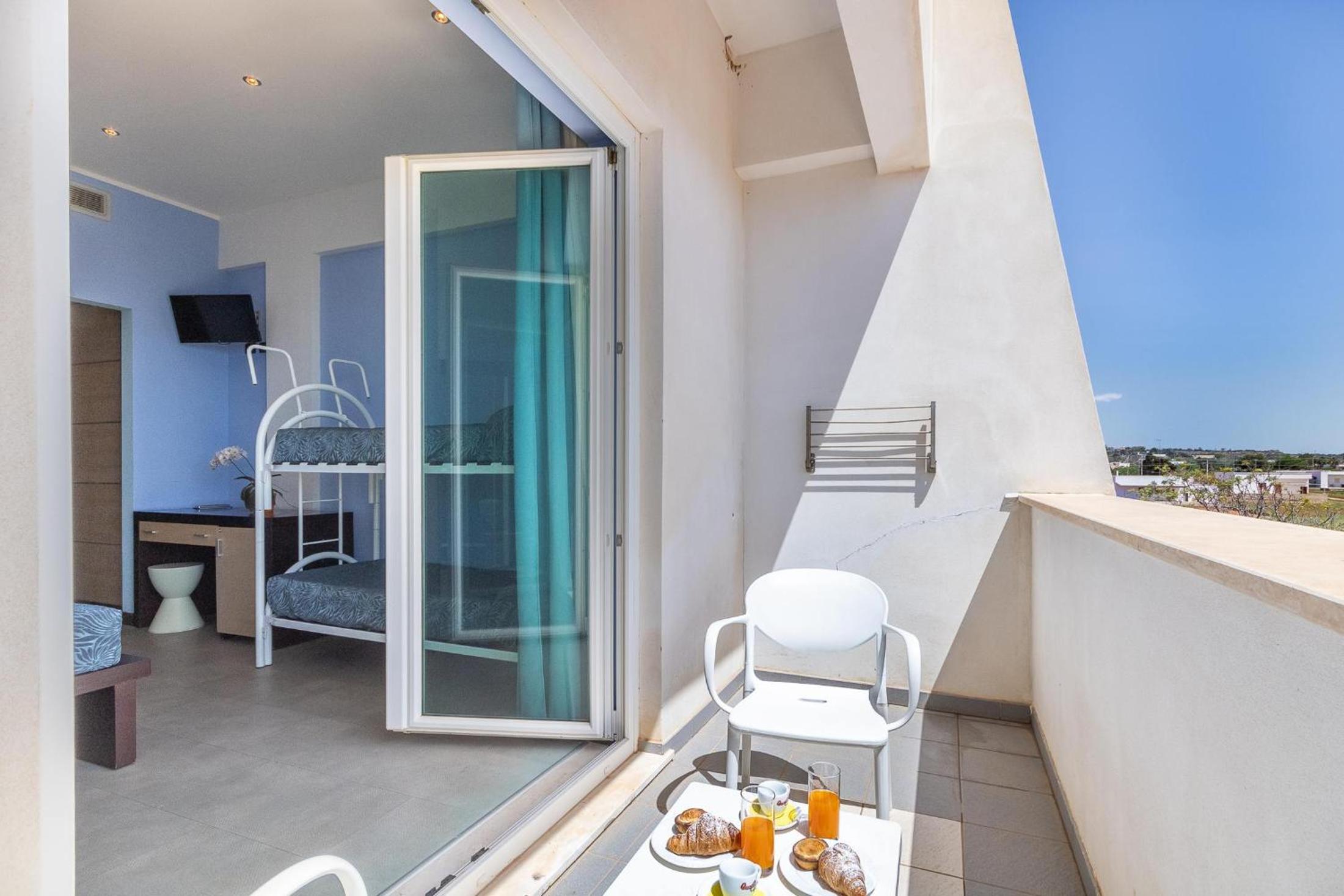 Quadruple Room with Balcony and See View - Photo 5