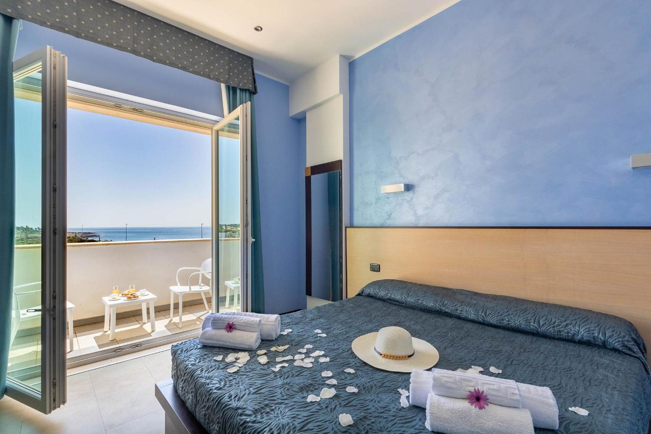 Double Room with Balcony and Sea View - Photo 2