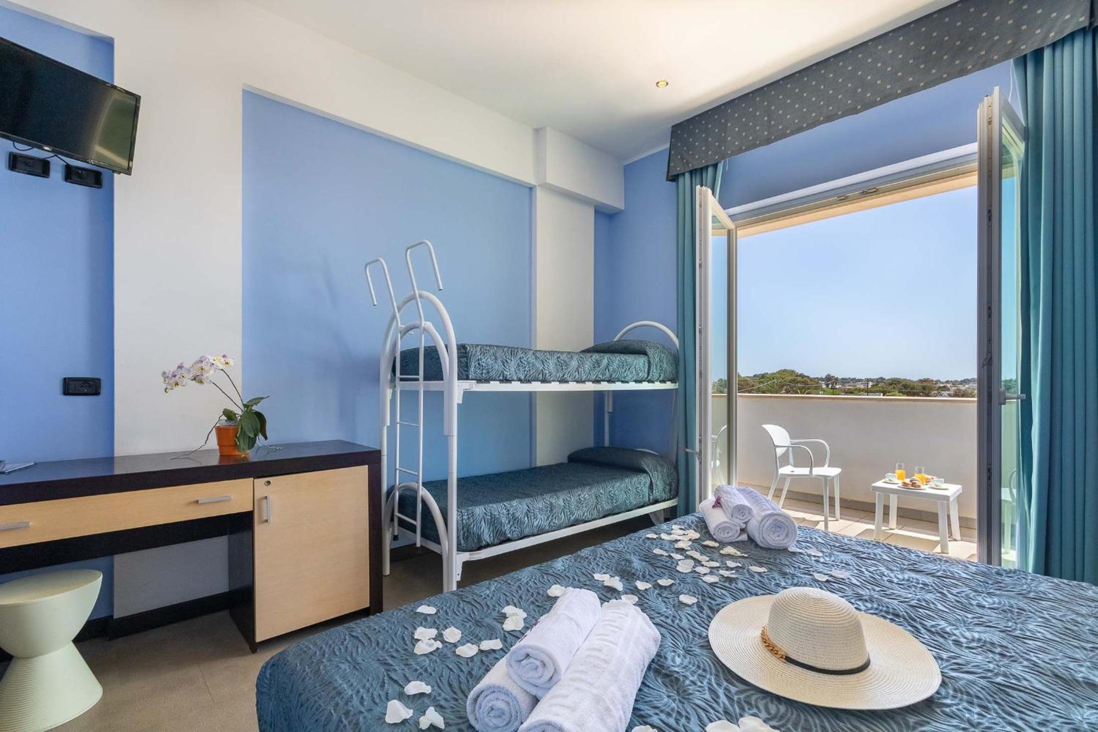 Quadruple Room with Balcony and See View - Photo 3
