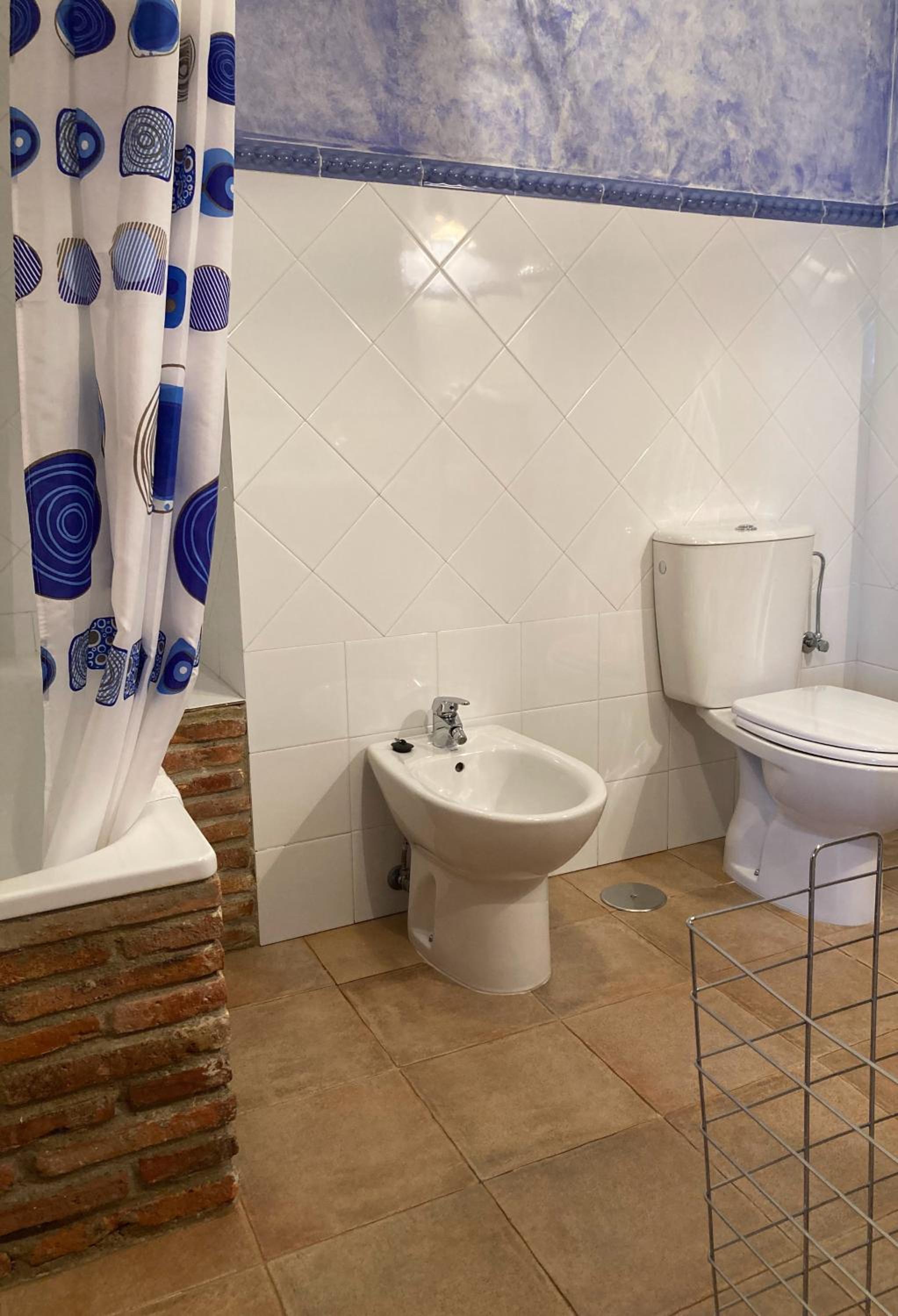 Twin Room - Photo 11