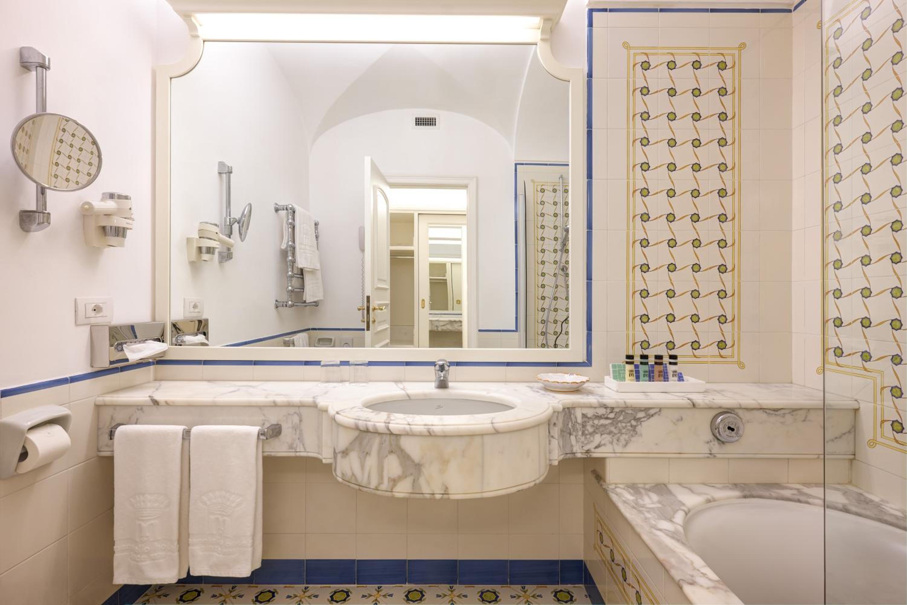 Standard Double or Twin Room - Photo 4