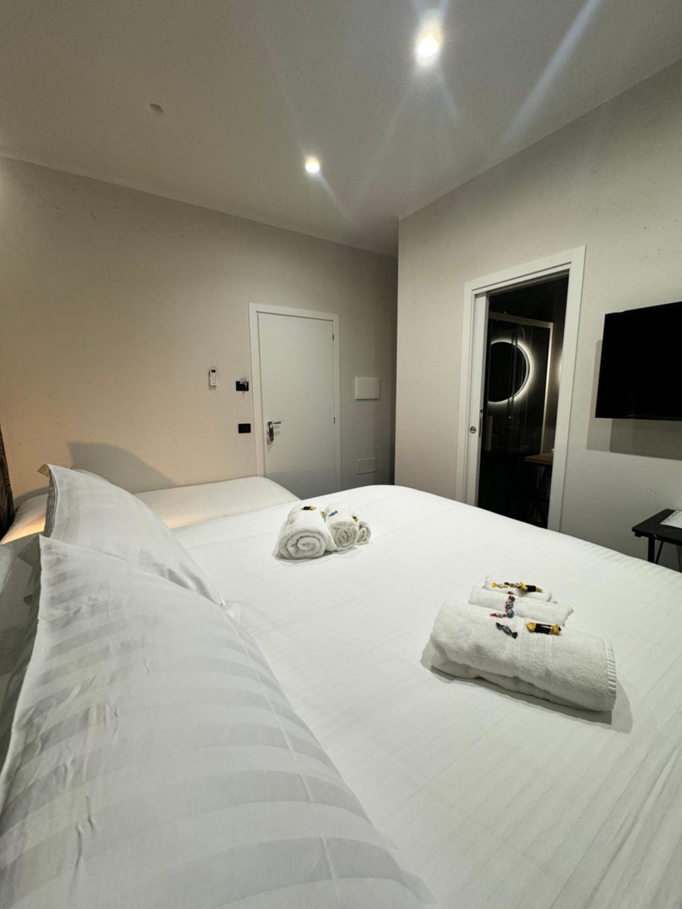 King Room with Balcony - Photo 19