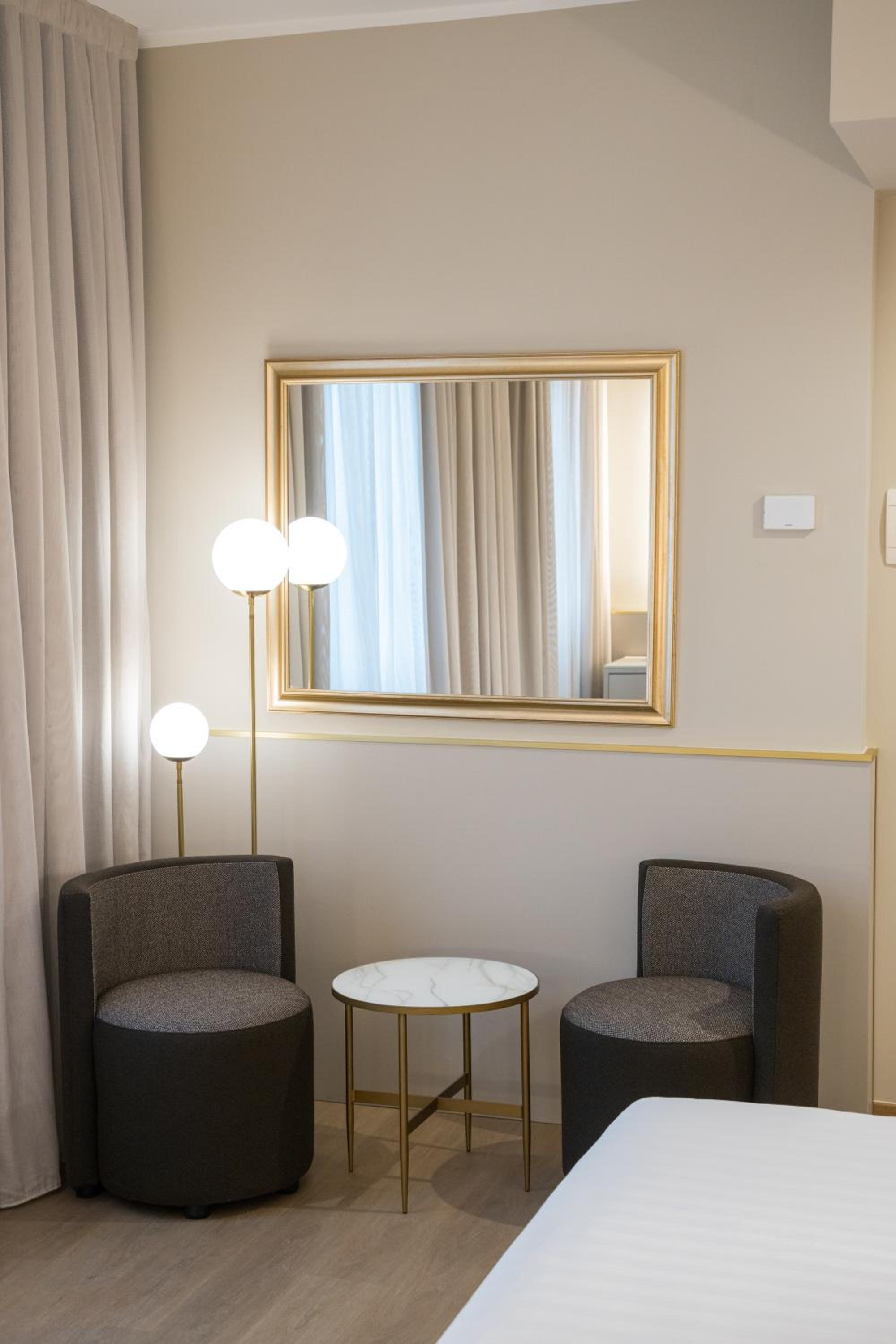Deluxe Room thumbnail 5