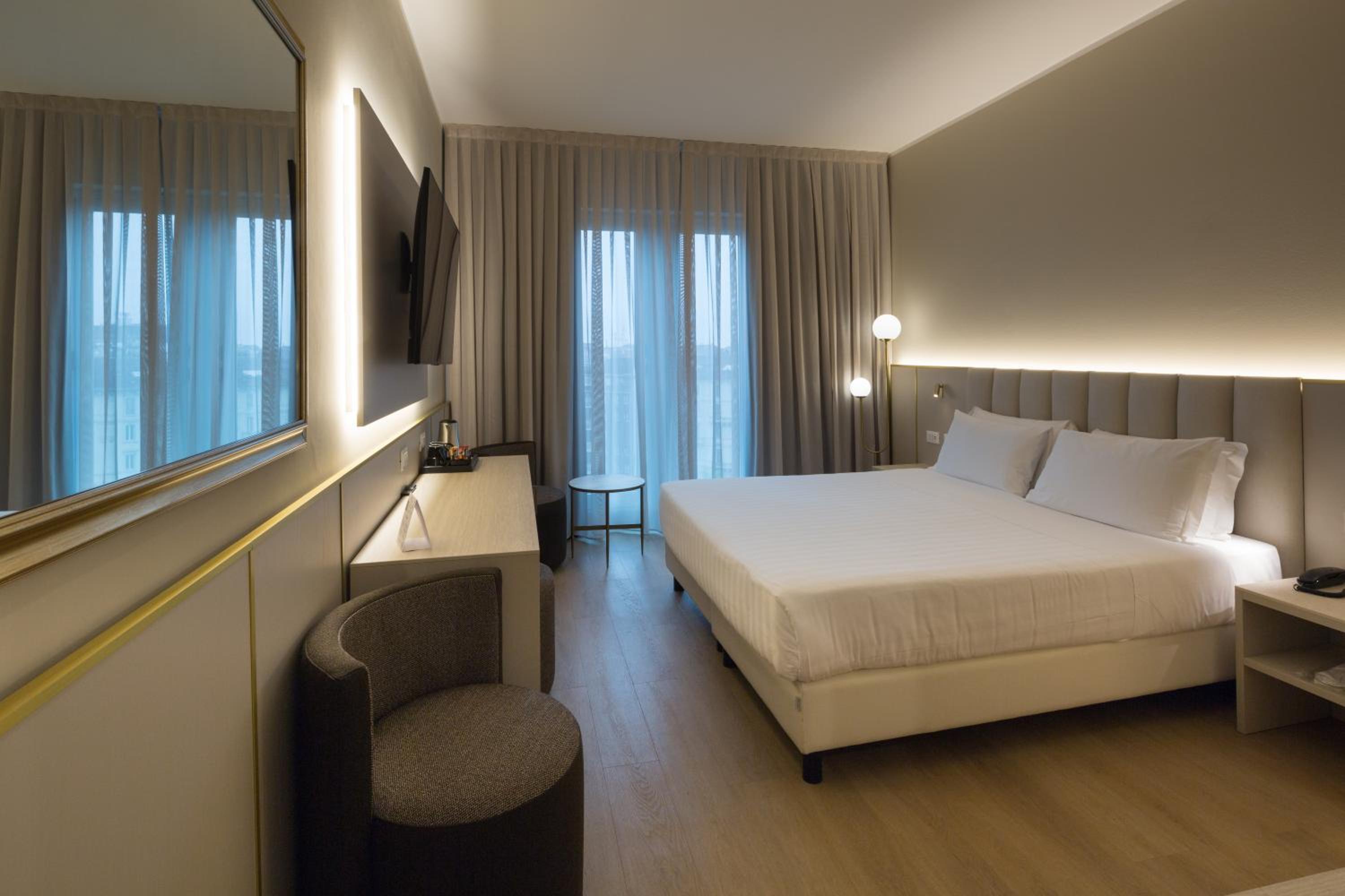 Deluxe Room thumbnail 6