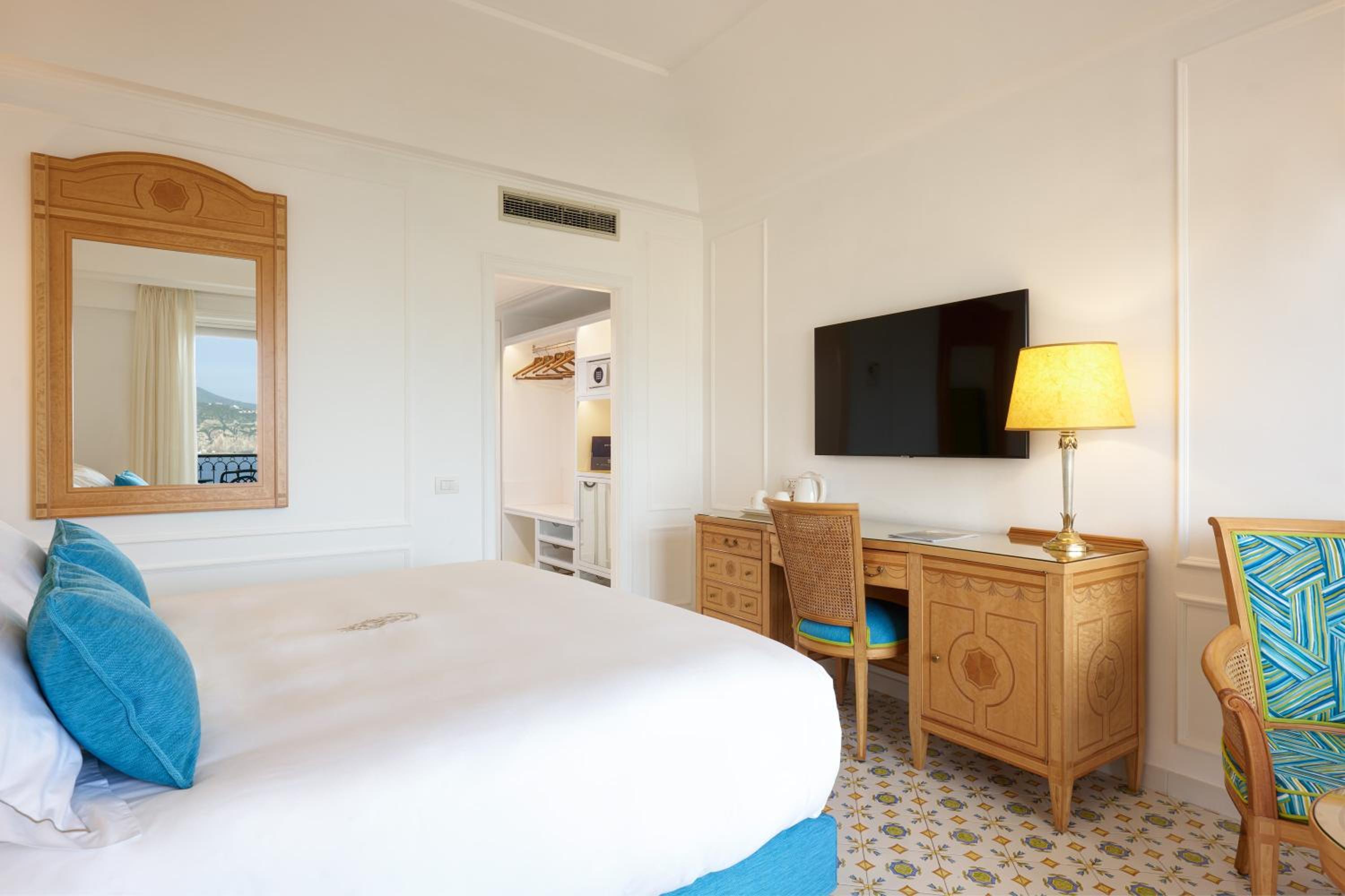 Deluxe Double or Twin Room - Photo 8