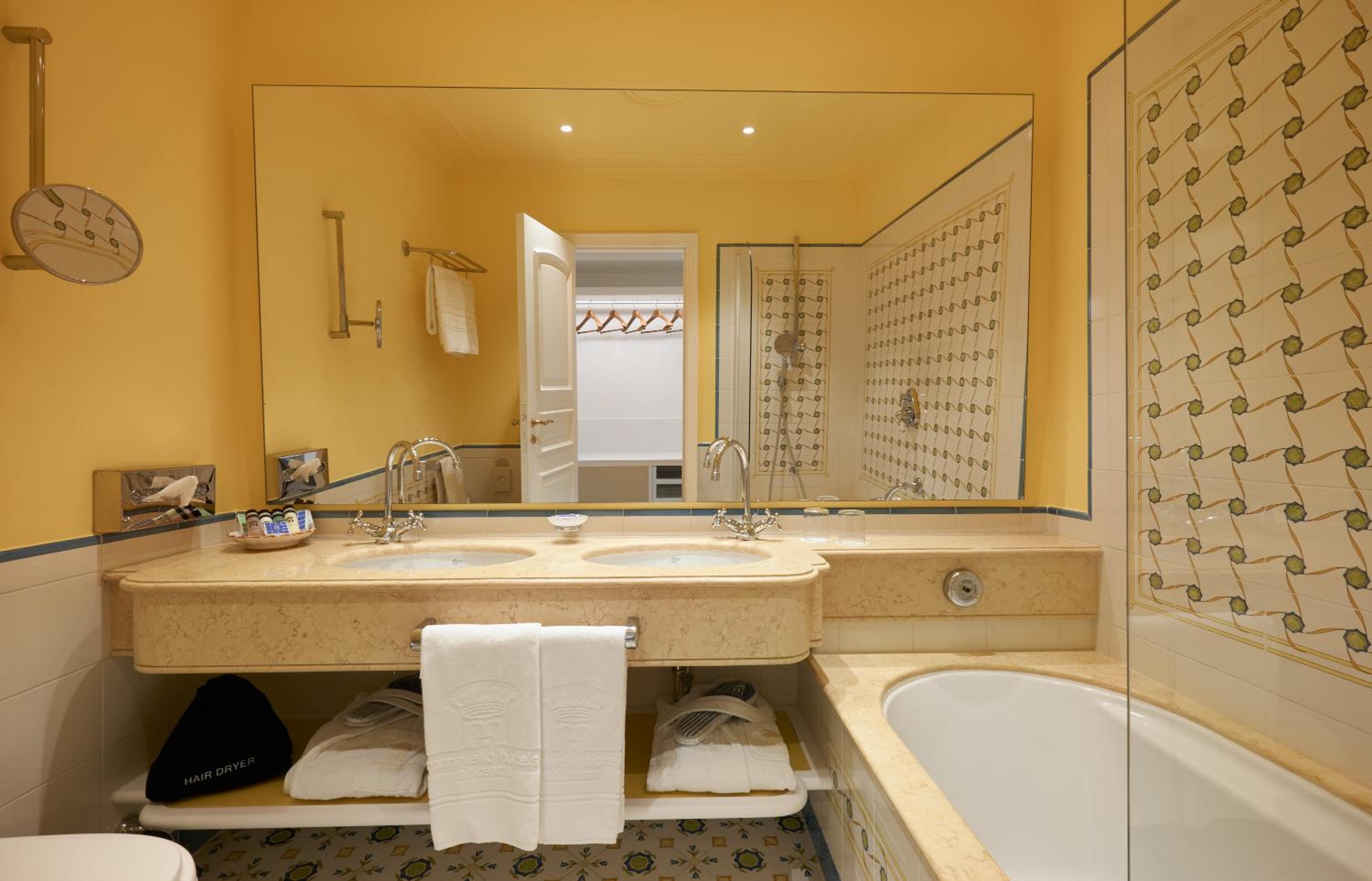 Premier Double or Twin Room with Sea View - Photo 6