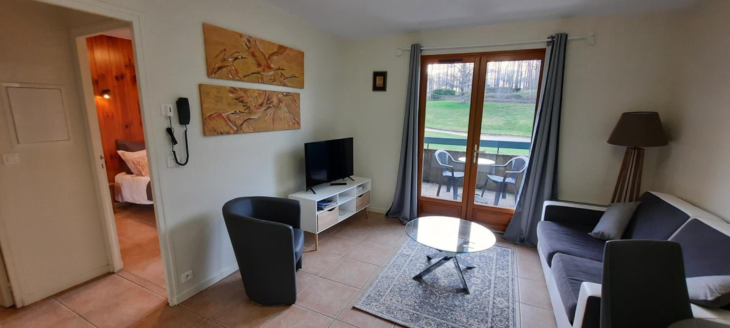 One-Bedroom Apartment with Terrace photo 2