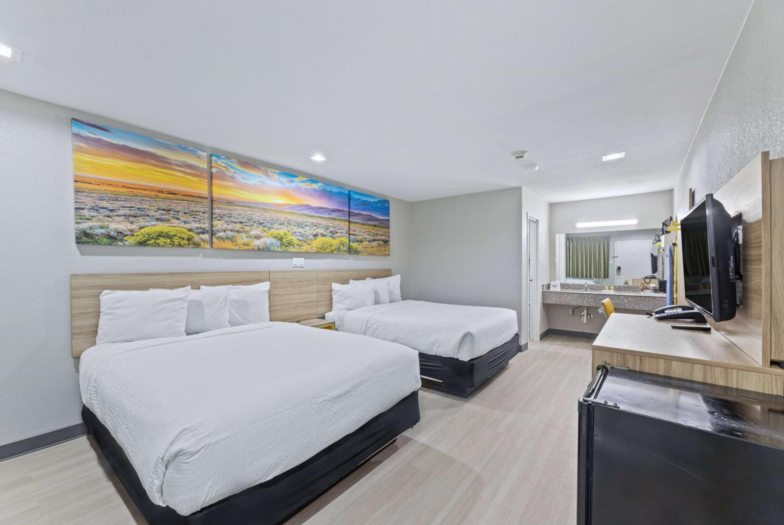 Queen Room with Two Queen Beds - Non-Smoking - Photo 4