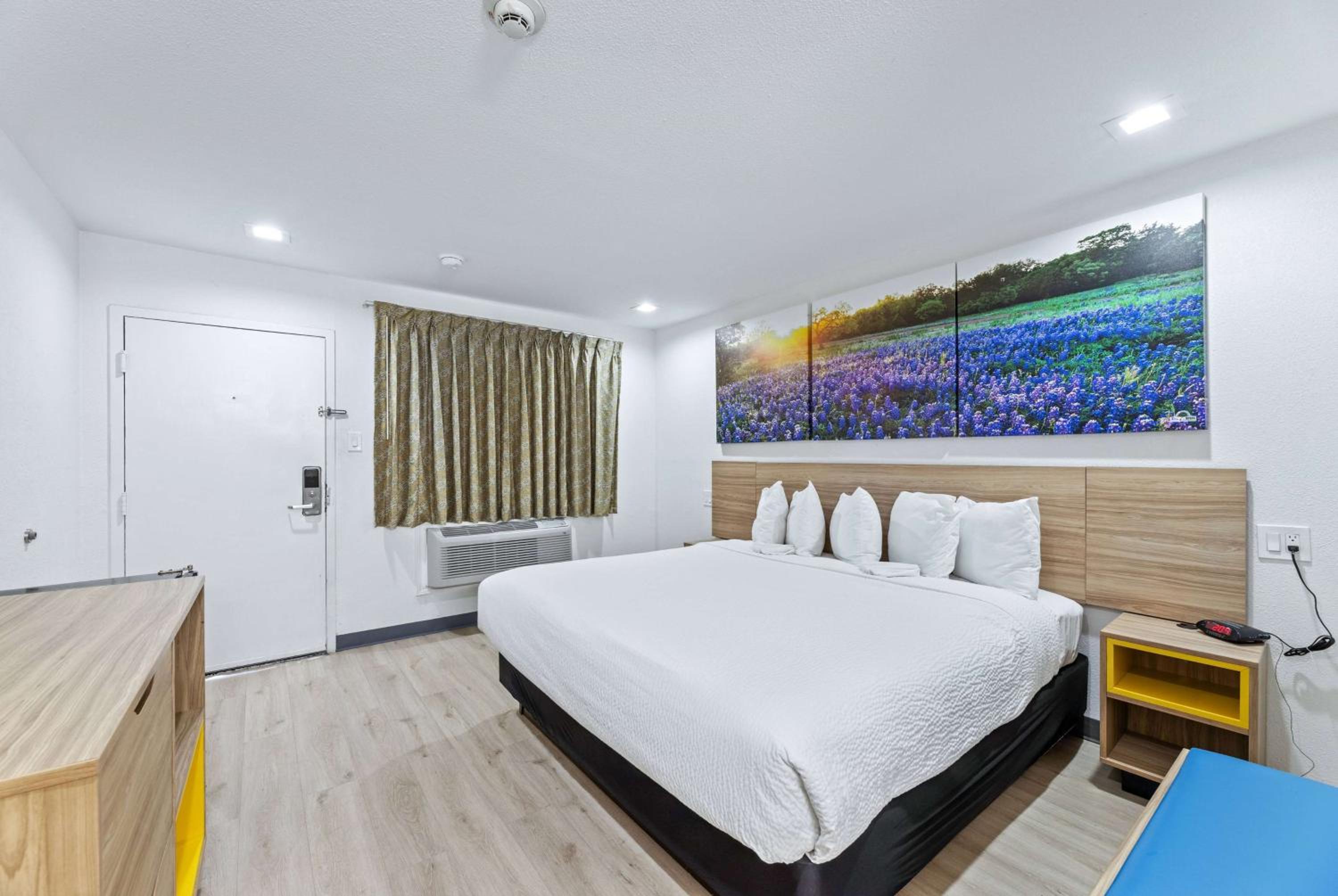 King Room - Non-Smoking - Photo 1