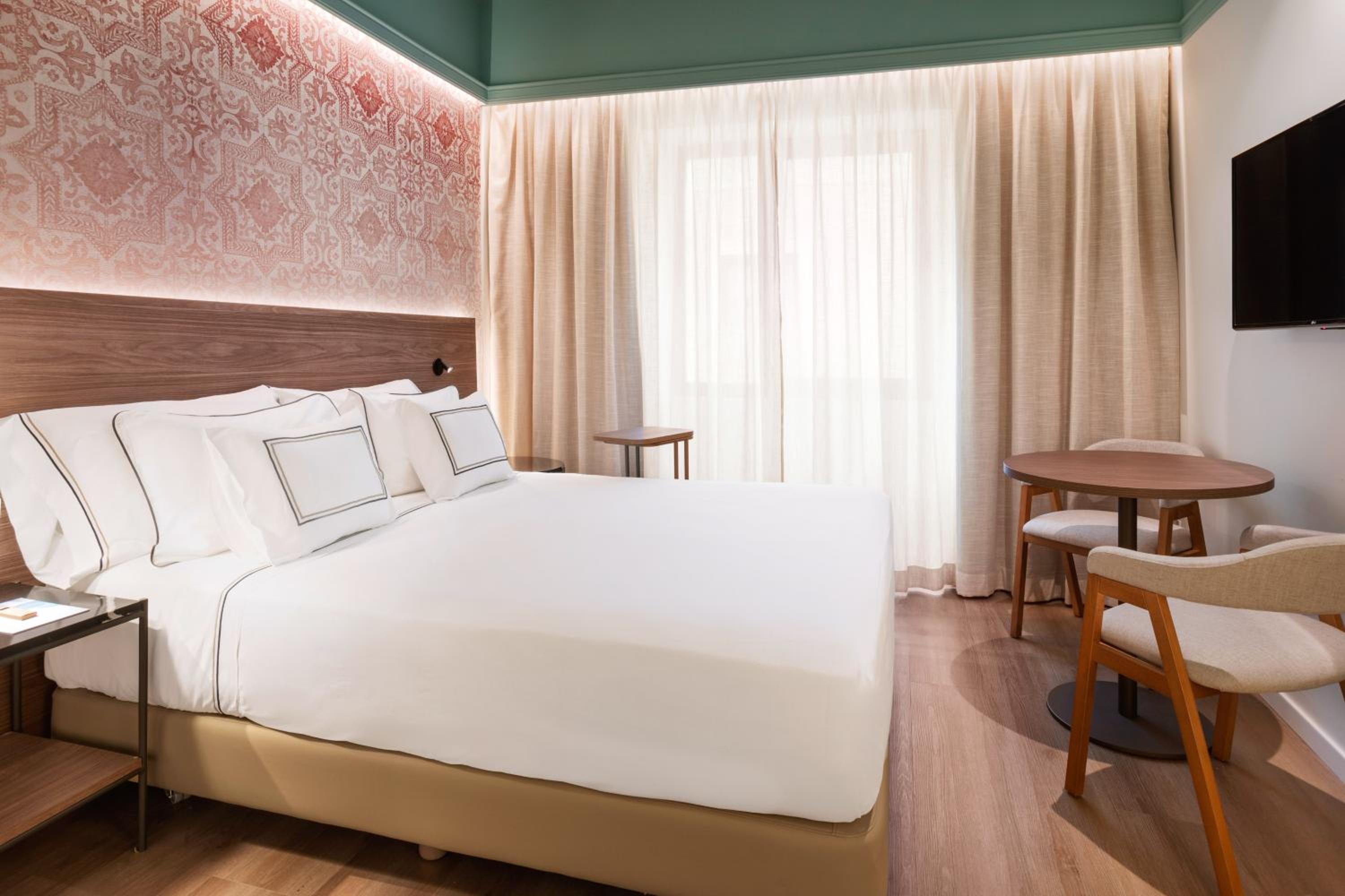 Deluxe Room - Photo 1