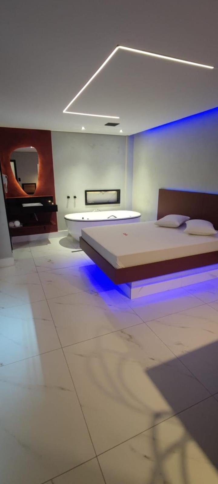 Suite with Hot Tub photo 2