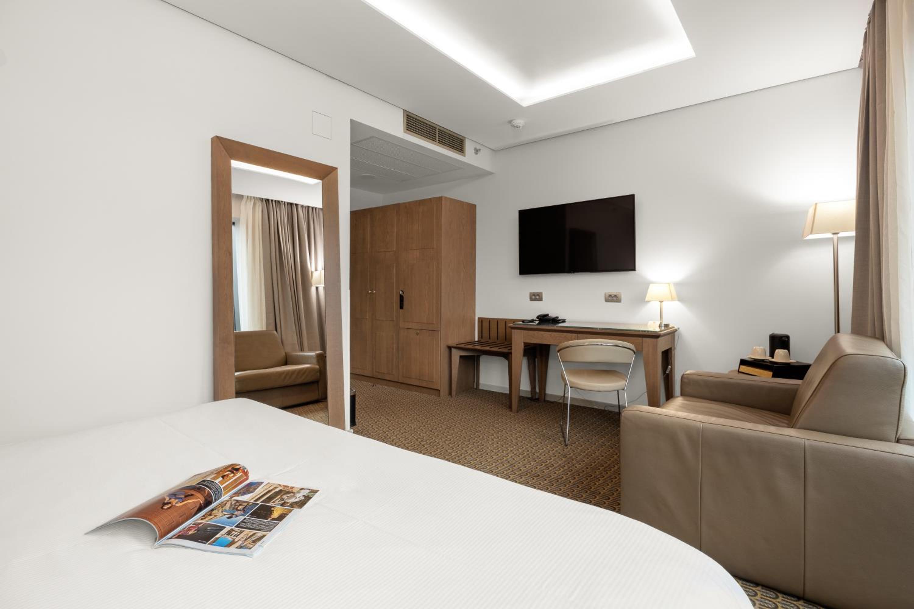 Double or Twin Room with Balcony thumbnail 6