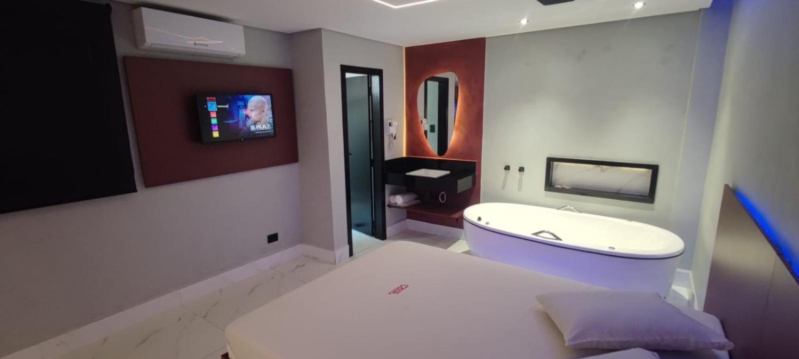Suite with Hot Tub photo 1
