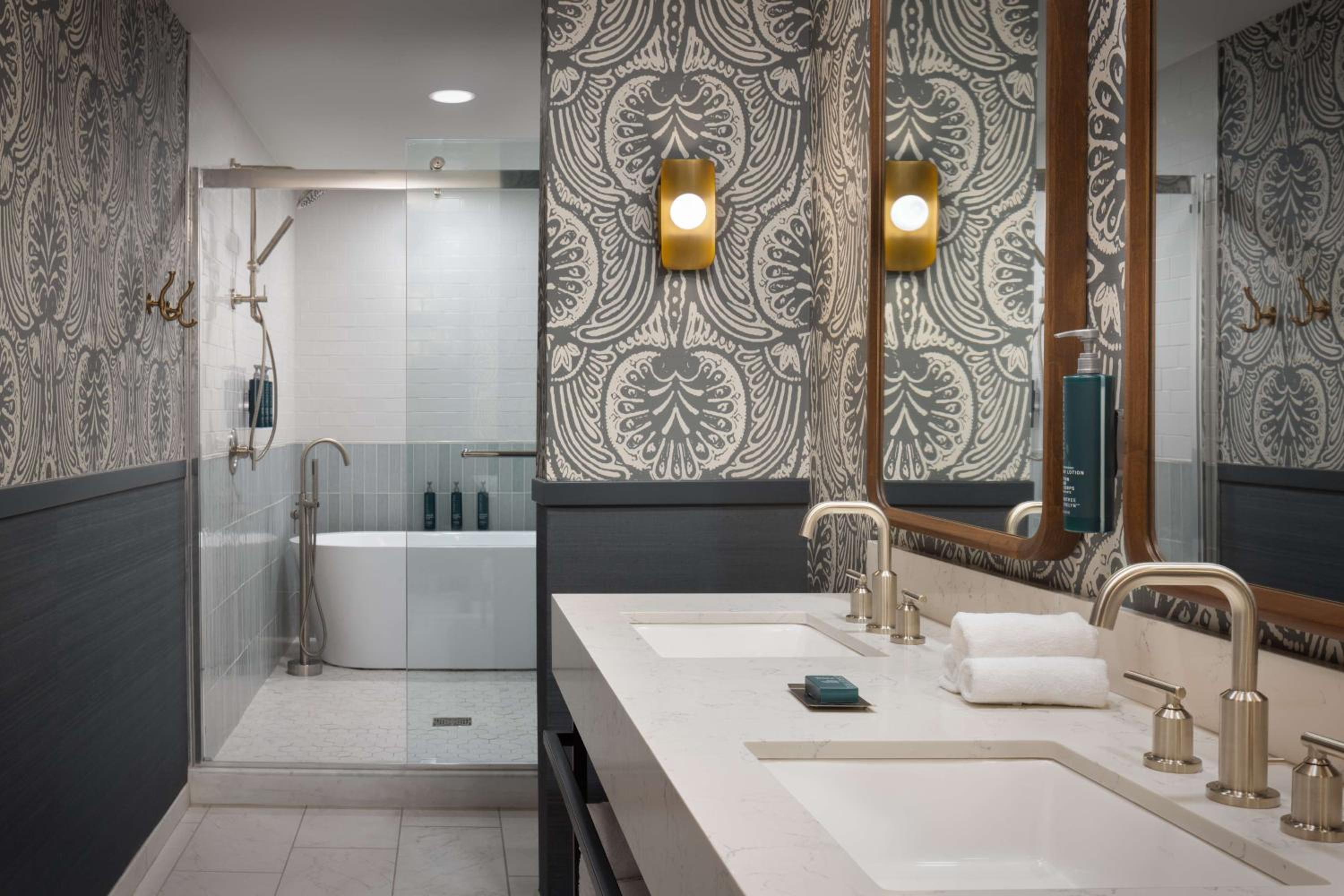 Two-Room Specialty King Suite with Wetroom - Photo 4
