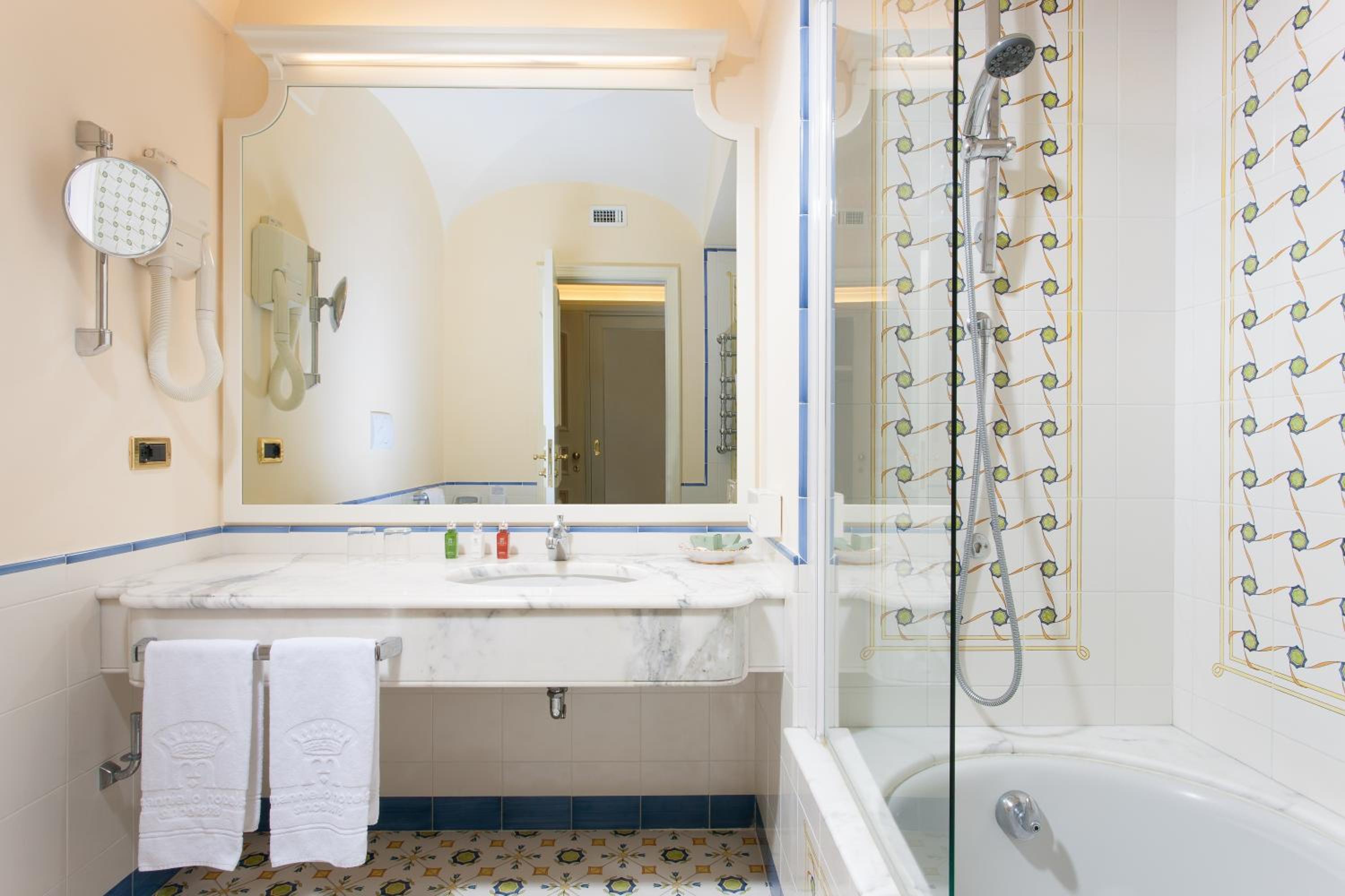 Superior Double or Twin Room - Photo 3