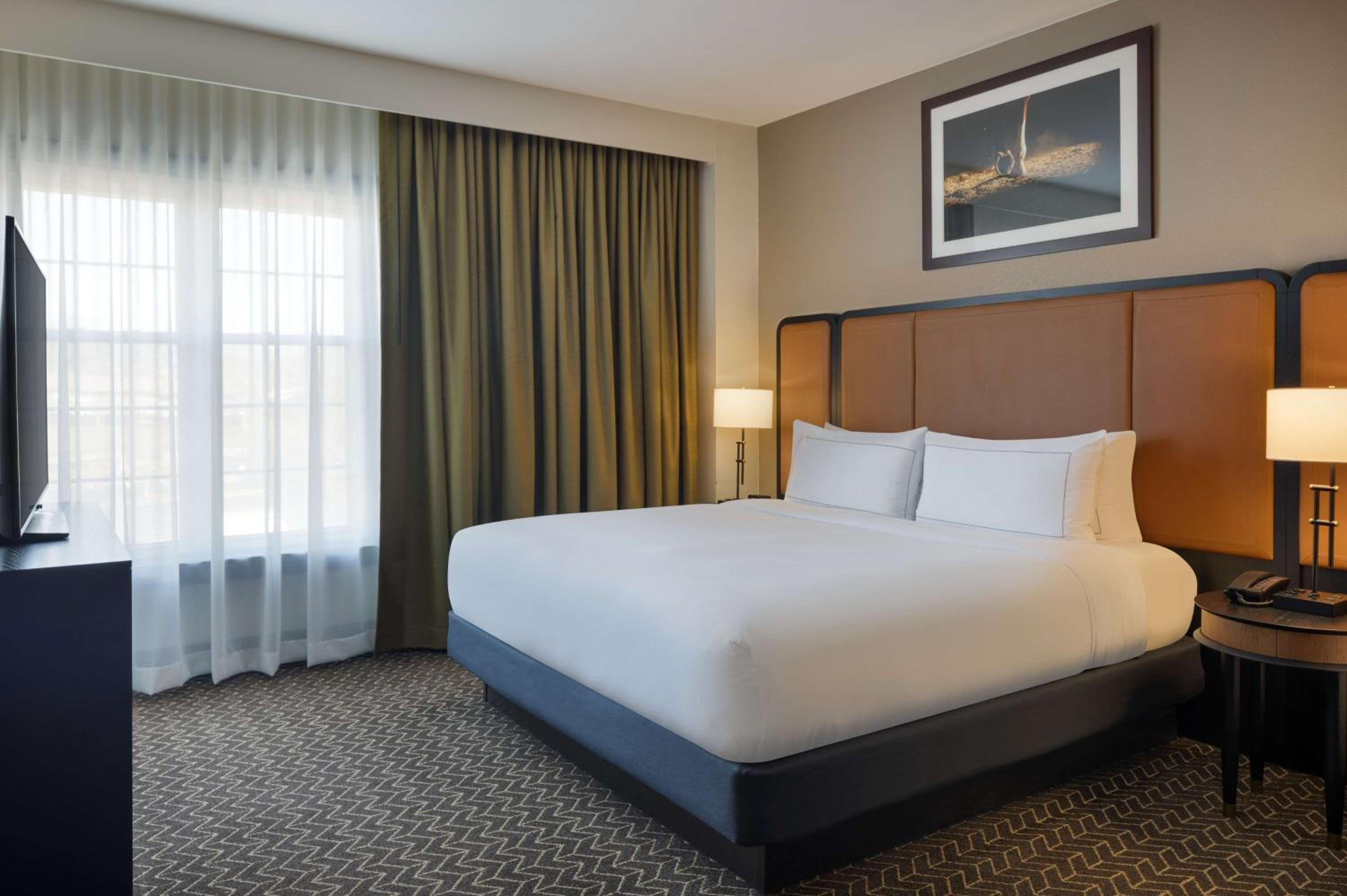 Two-Room King Suite with Atrium or Exterior View - Photo 4