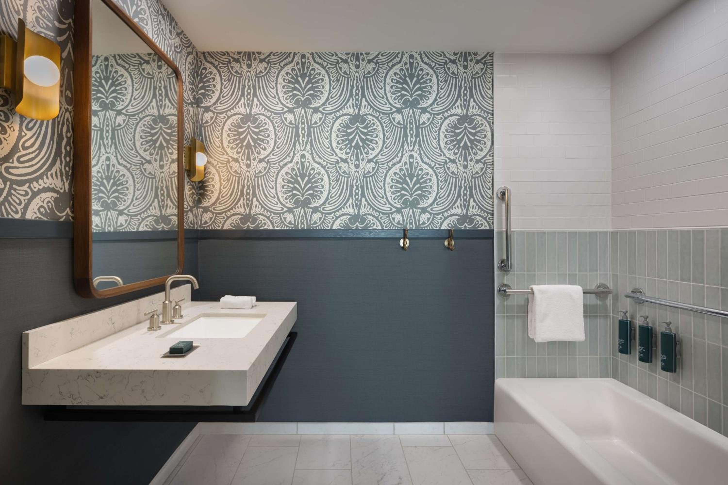Junior King Suite with Bath Tub - Mobility Accessible - Photo 2