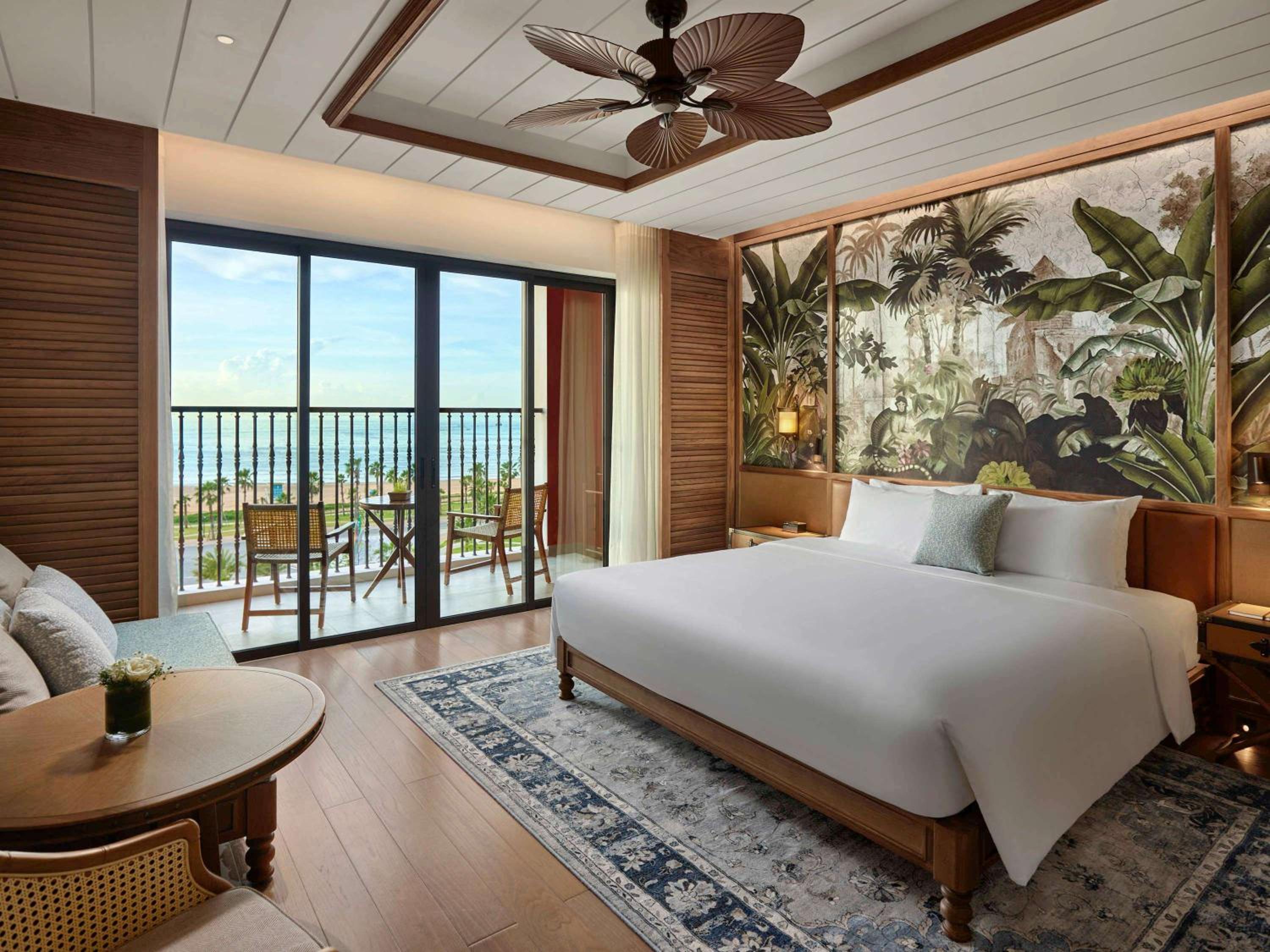 Deluxe King Room with Balcony and Sea View - Photo 1