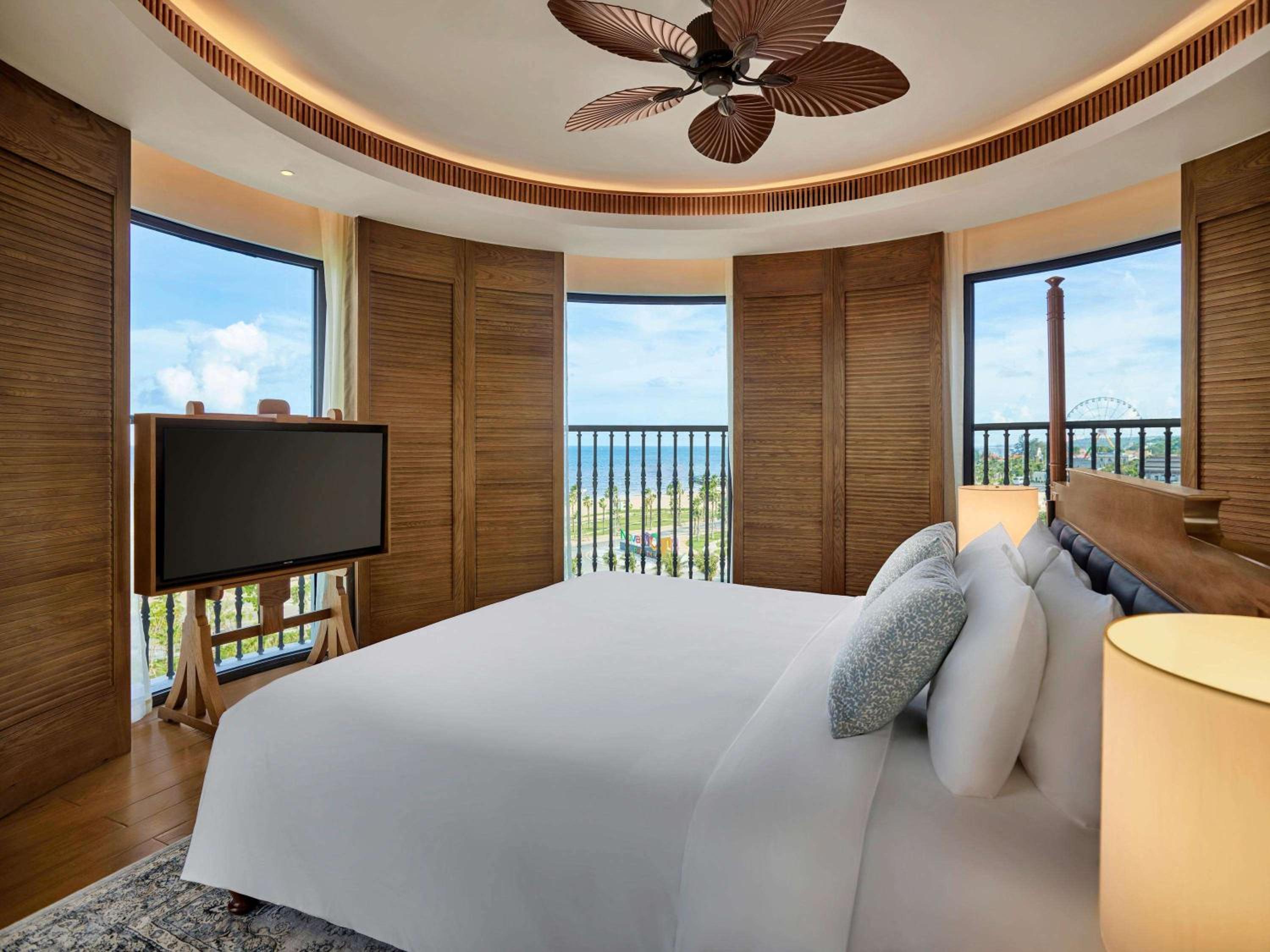 Admiral Suite with Balcony and Ocean Front View - Club Lounge Complimentary - Photo 1