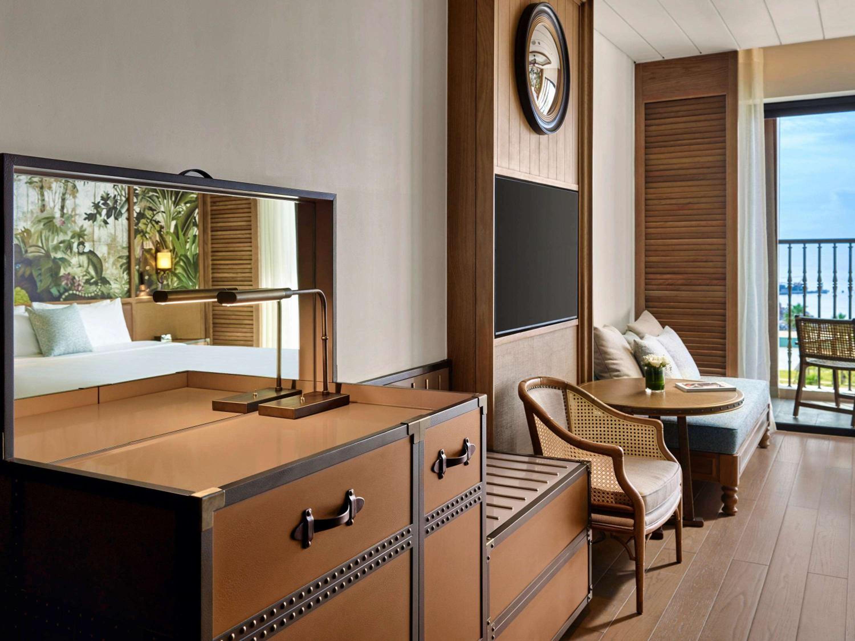 Deluxe King Room with Balcony and Sea View - Photo 2