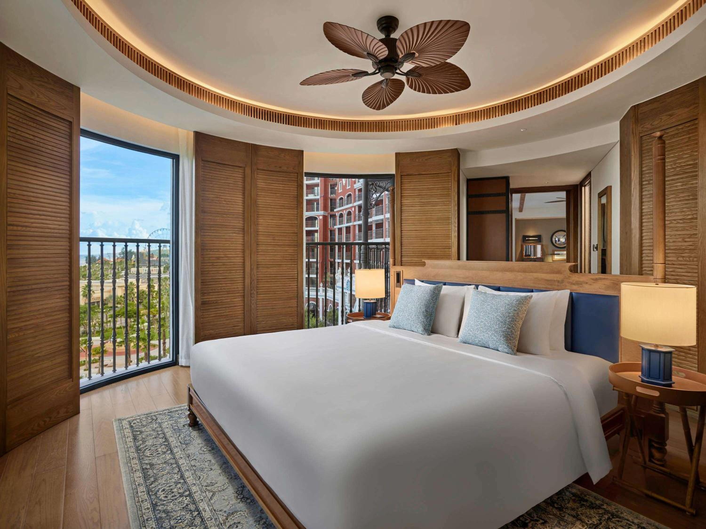 Admiral Suite with Balcony and Ocean Front View - Club Lounge Complimentary - Photo 2