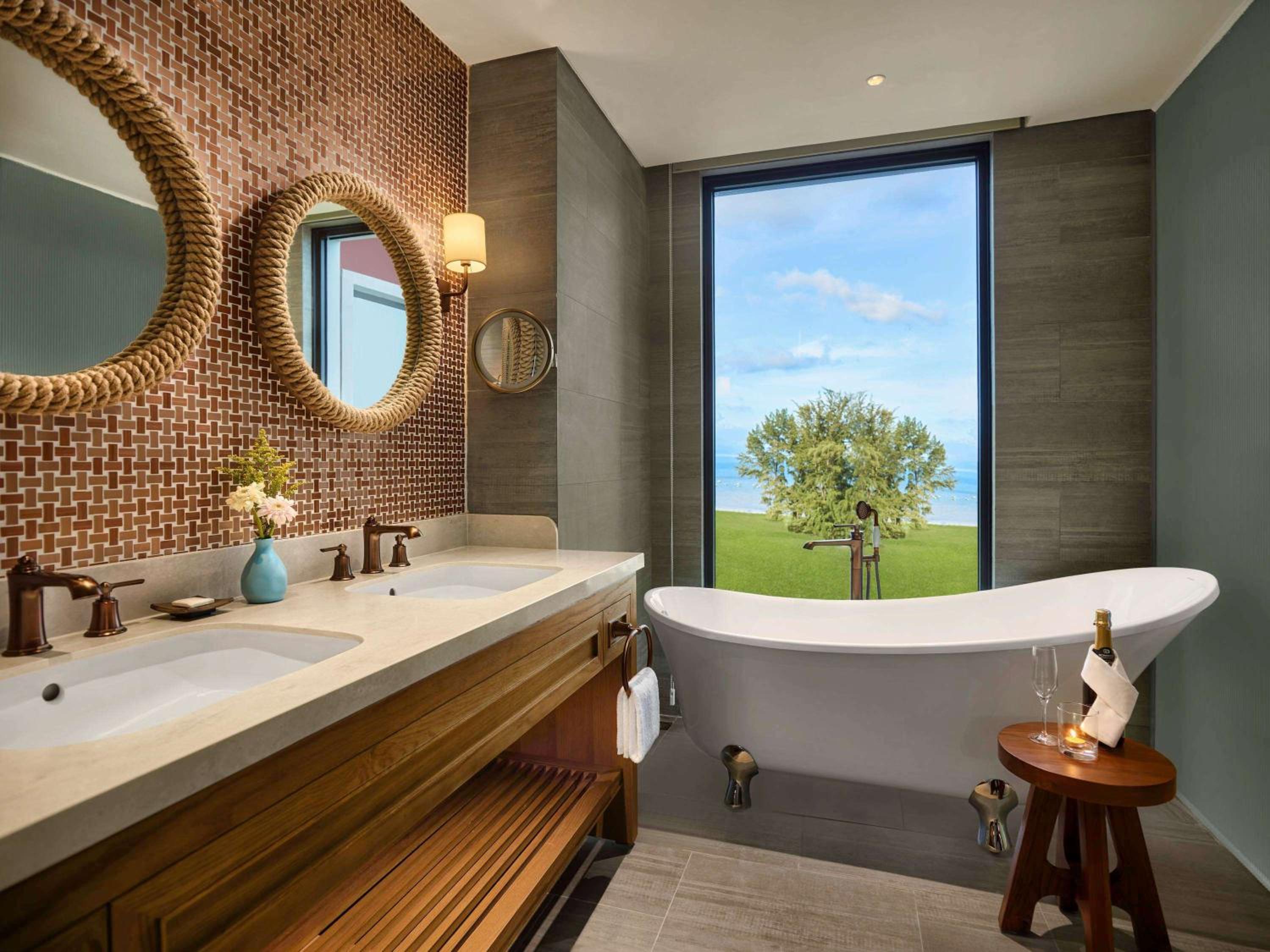 Admiral Suite with Balcony and Ocean Front View - Club Lounge Complimentary - Photo 6