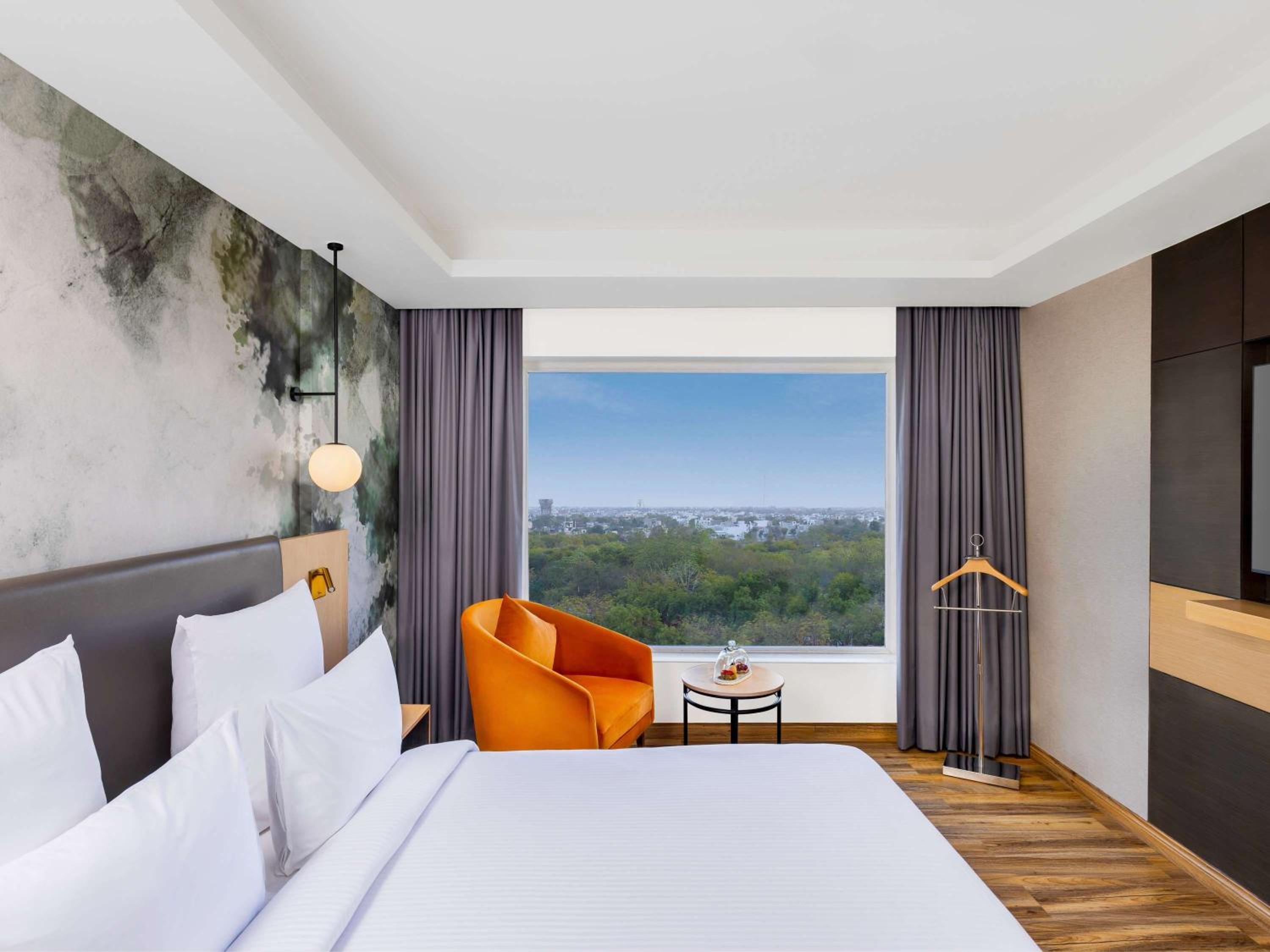 Executive Suite with One Double Bed - Non Smoking/City Side: Unlimited premium brands (6 to 8 PM) daily *, 1+1 on drinks (11 AM-7 PM), 15% Off on SPA, 15% off on Food and Soft Beverages, Free Gaming Zone access, Complimentary coffee&Tea (6AM-8 PM) - Photo 1