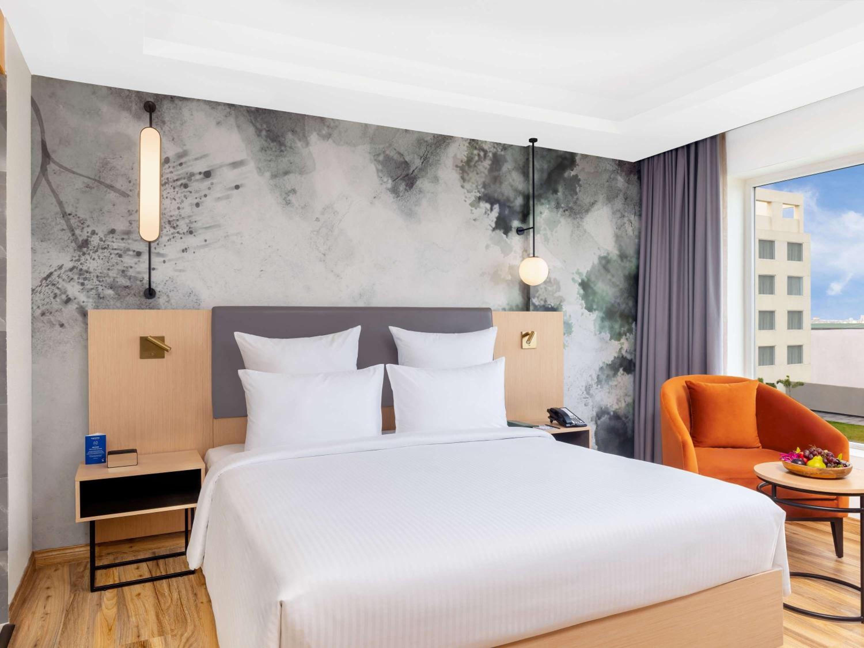 Executive Suite with One Double Bed - Non Smoking/City Side: Unlimited premium brands (6 to 8 PM) daily *, 1+1 on drinks (11 AM-7 PM), 15% Off on SPA, 15% off on Food and Soft Beverages, Free Gaming Zone access, Complimentary coffee&Tea (6AM-8 PM) - Photo 5