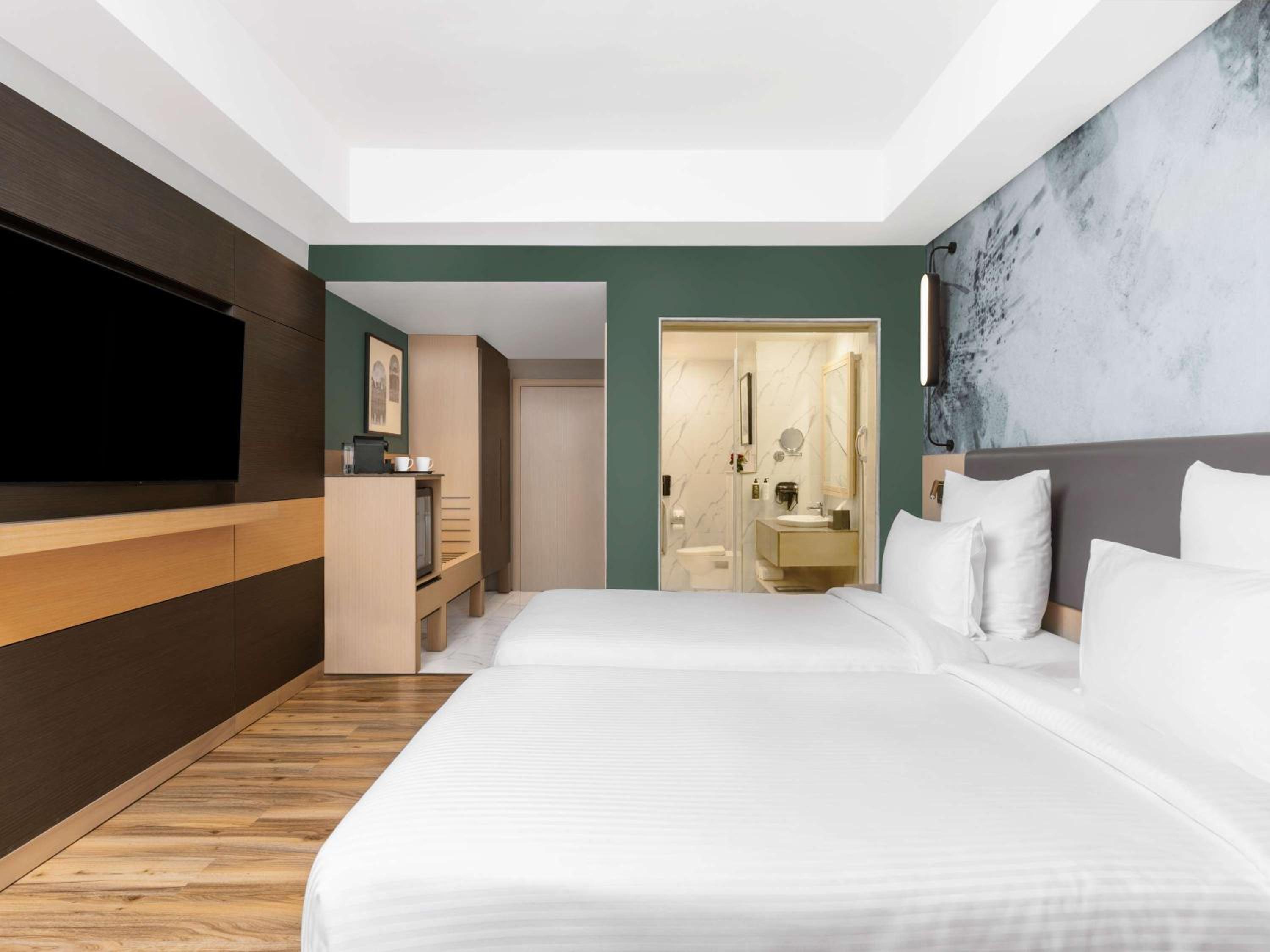Superior Twin Room - City Side/Non-Smoking: : Avail 15% Off on SPA, 15% off on Food and Soft Beverages, Buy 1 Get 1 on drinks (11 AM-7 PM) at GB*, Free Gaming Zone access, Complimentary Wellness Access (Steam, Sauna, Gym), Kids stay Complimentary - Photo 2