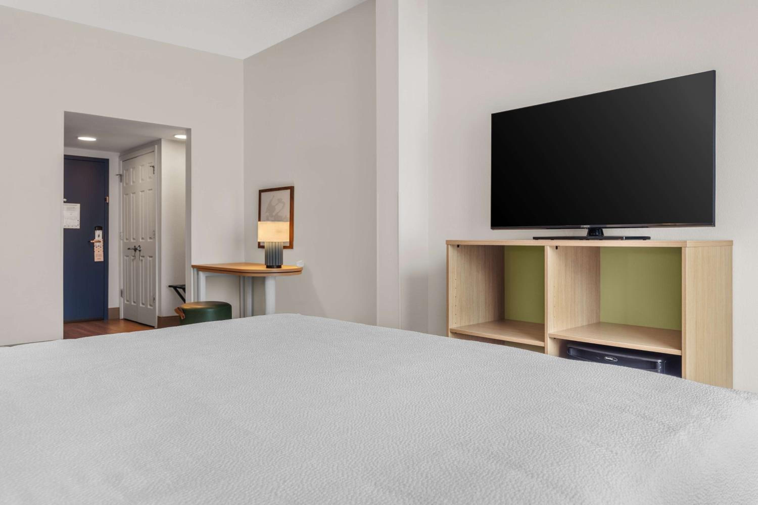 King Room with King Bed - Non-Smoking - Photo 3